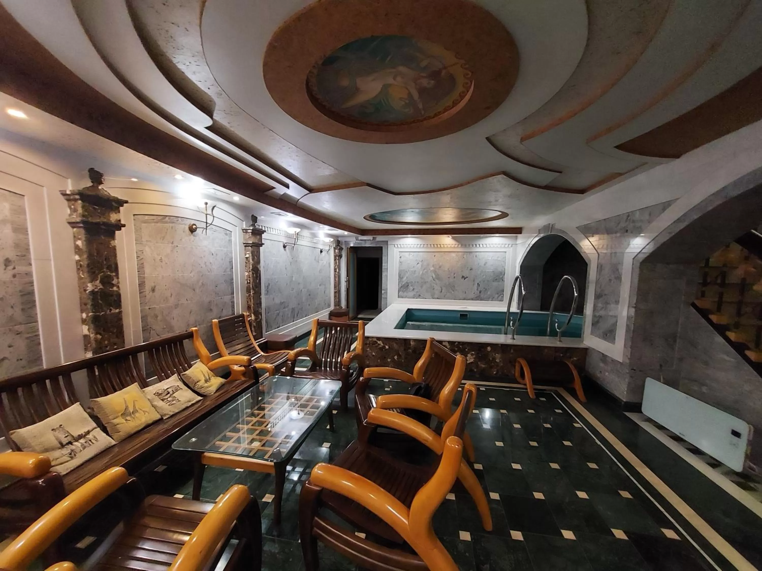 Activities, Restaurant/Places to Eat in Hotel "Mandarin Clubhouse"