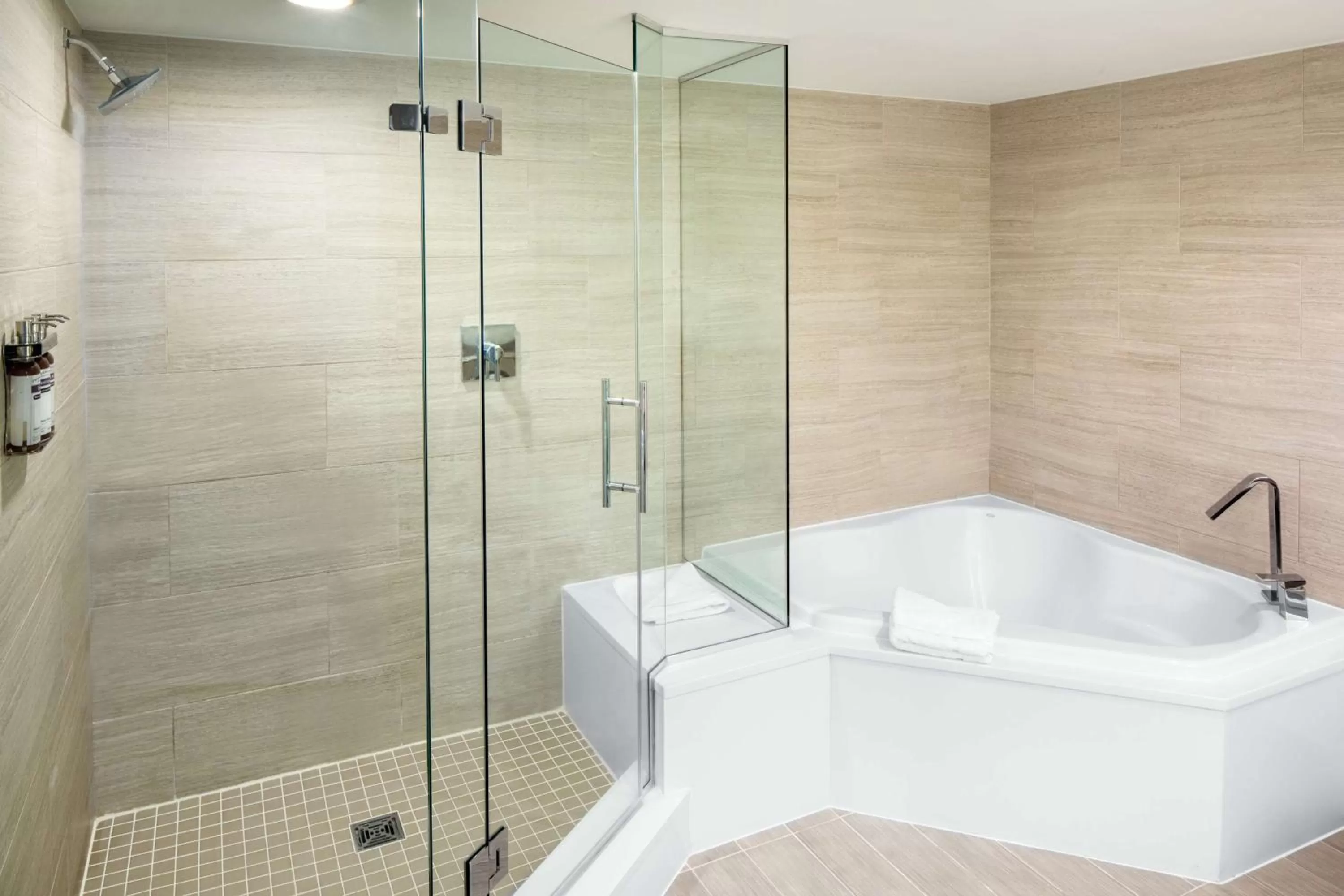 Photo of the whole room in Hyatt Regency Jacksonville Riverfront