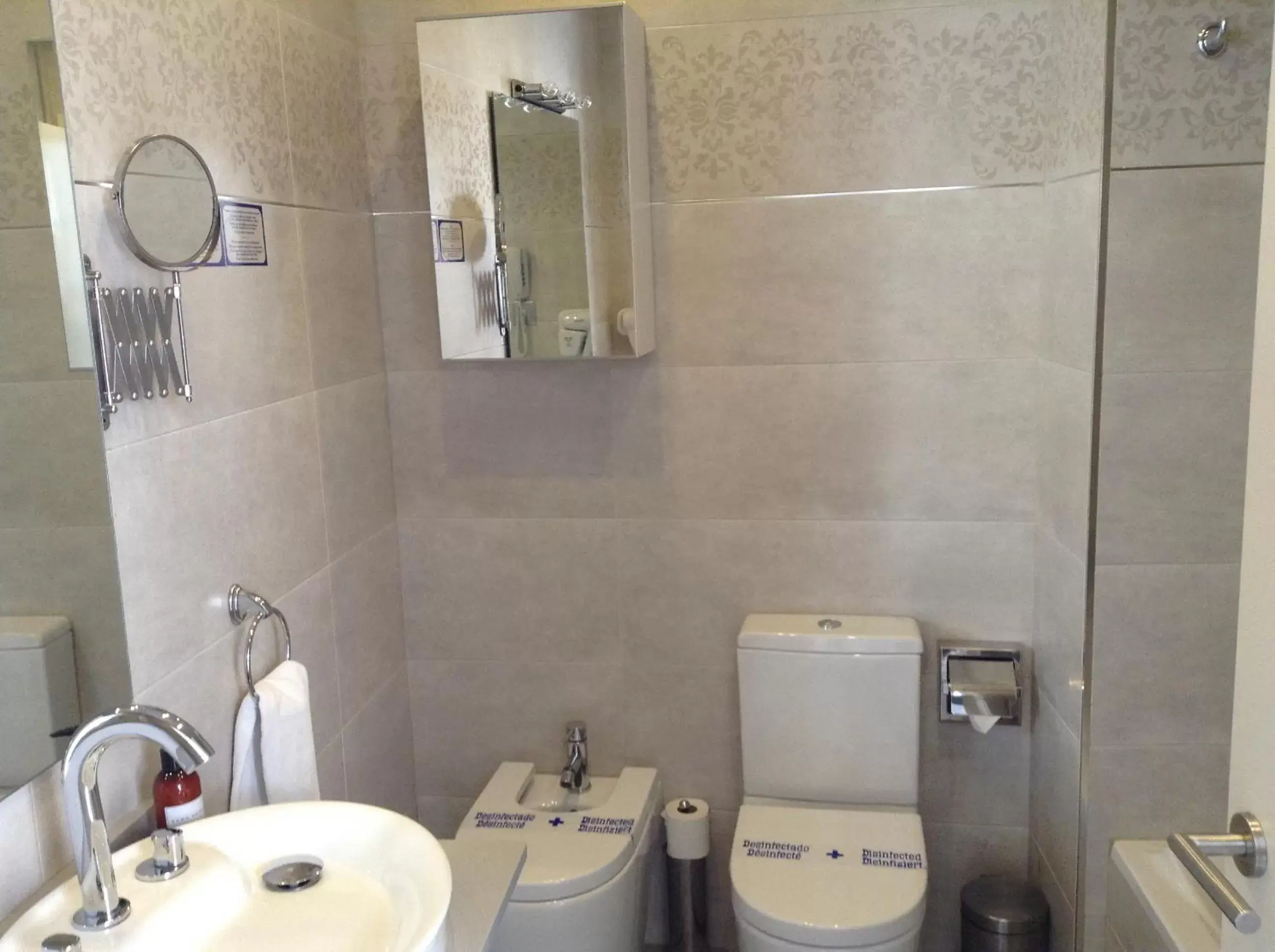 Twin Room in Hotel Palacio Alcázar Twin Room in Hotel Palacio Alcázar