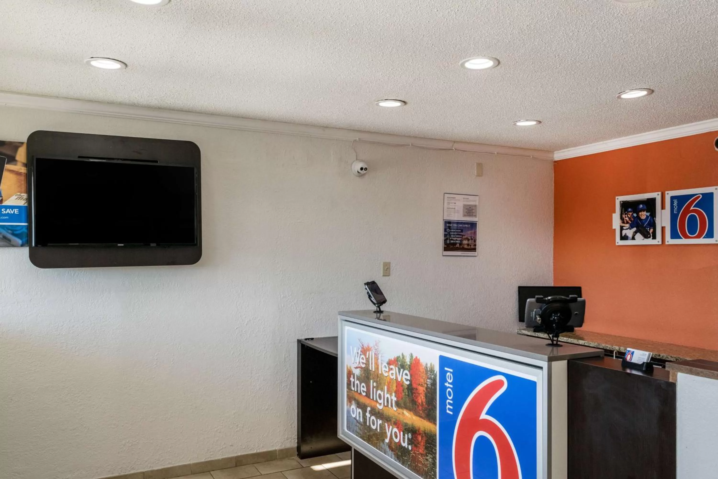 Lobby or reception in Motel 6 Florence, KY - Cincinnati Airport