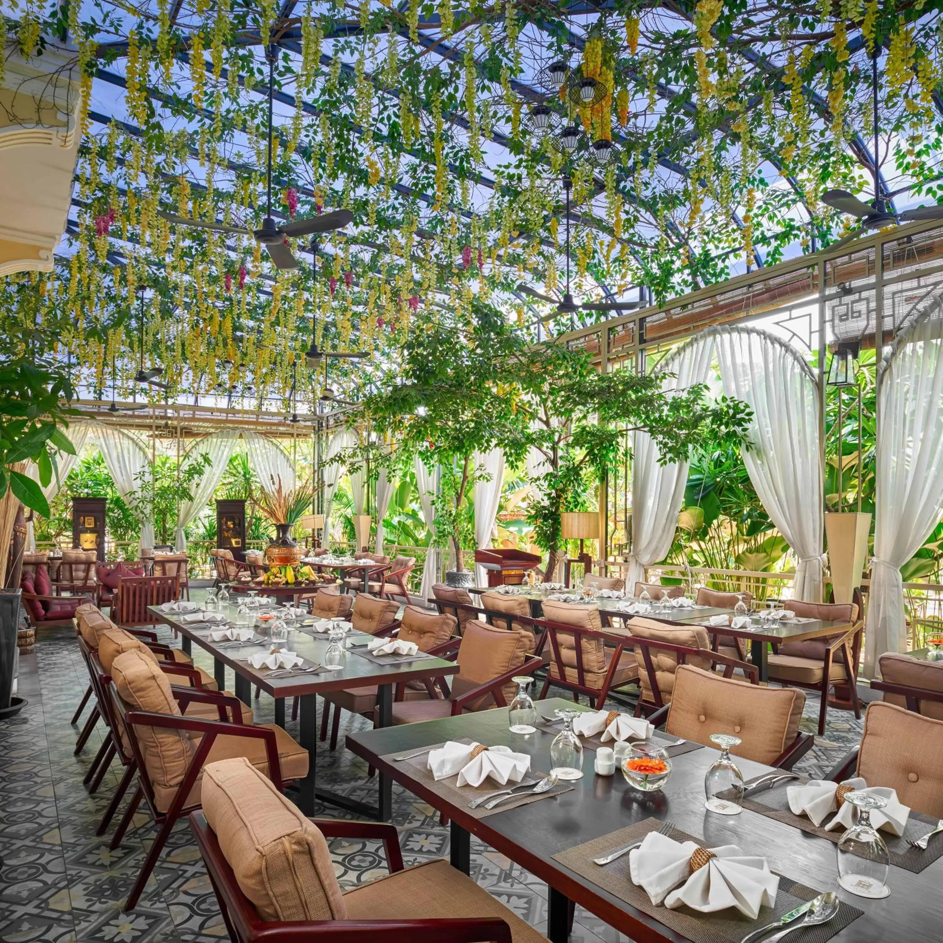 Restaurant/places to eat in Palace Gate Hotel & Resort by EHM