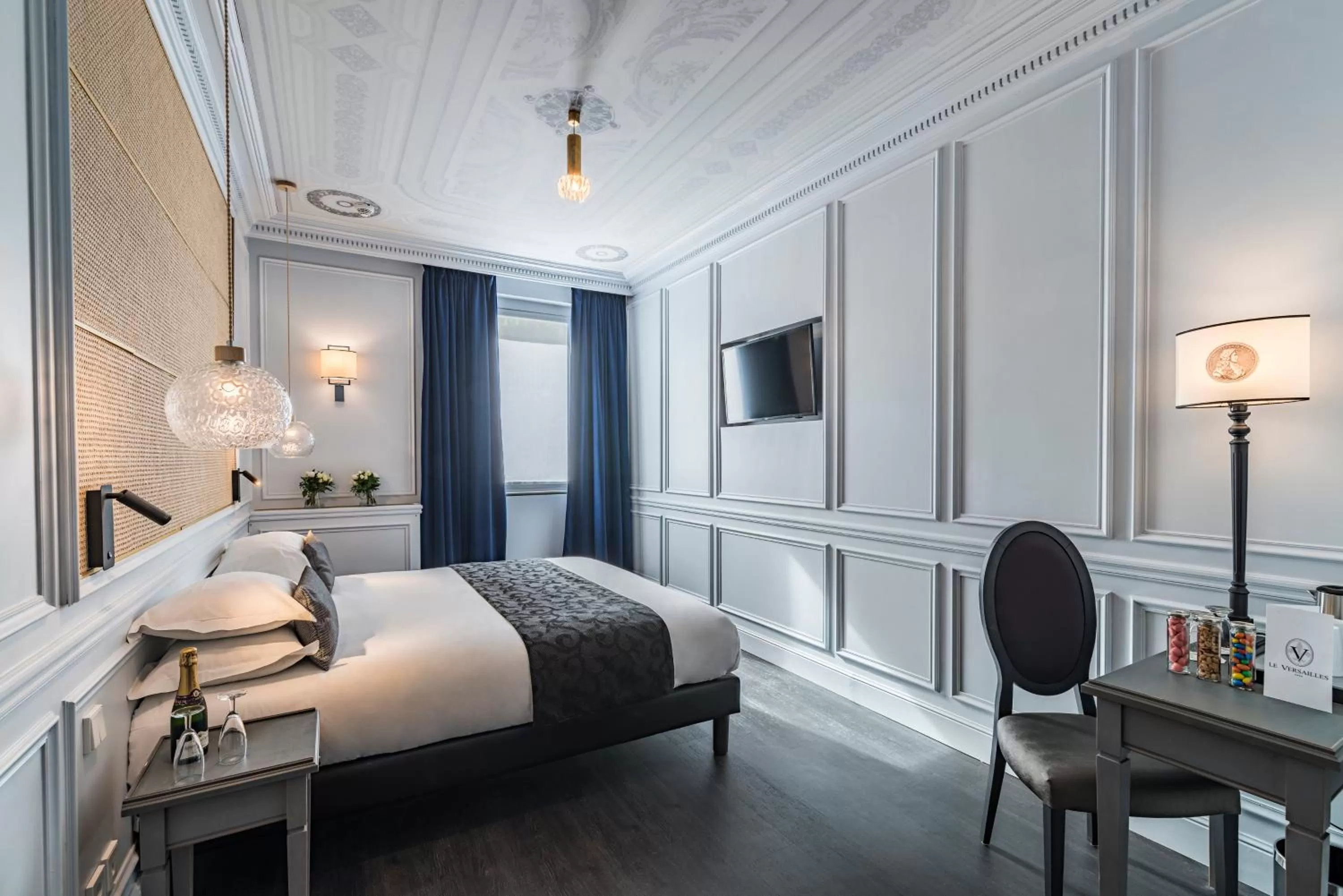 Photo of the whole room, Bed in Hôtel Le Versailles