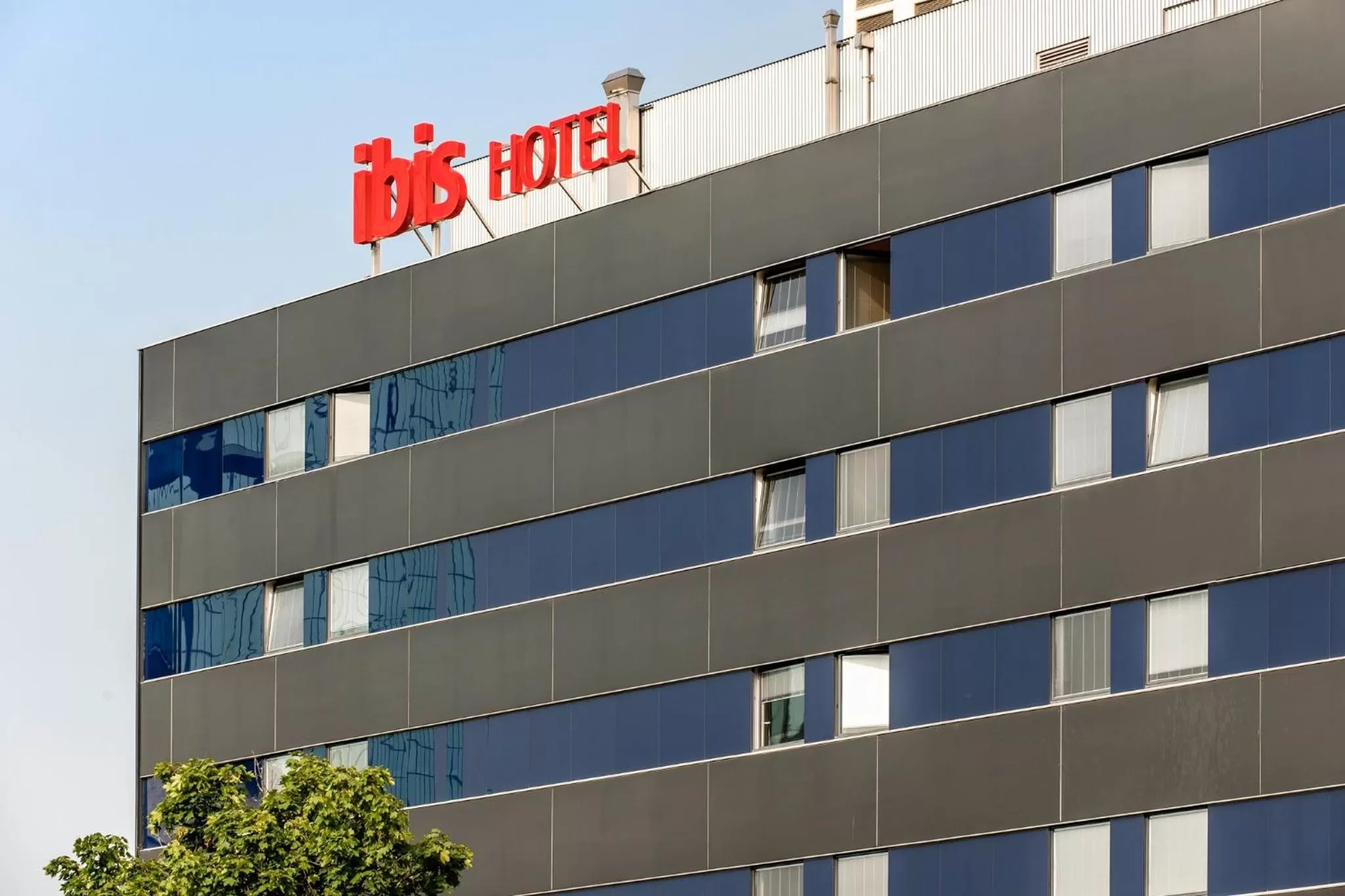 Facade/entrance in ibis Zürich City West