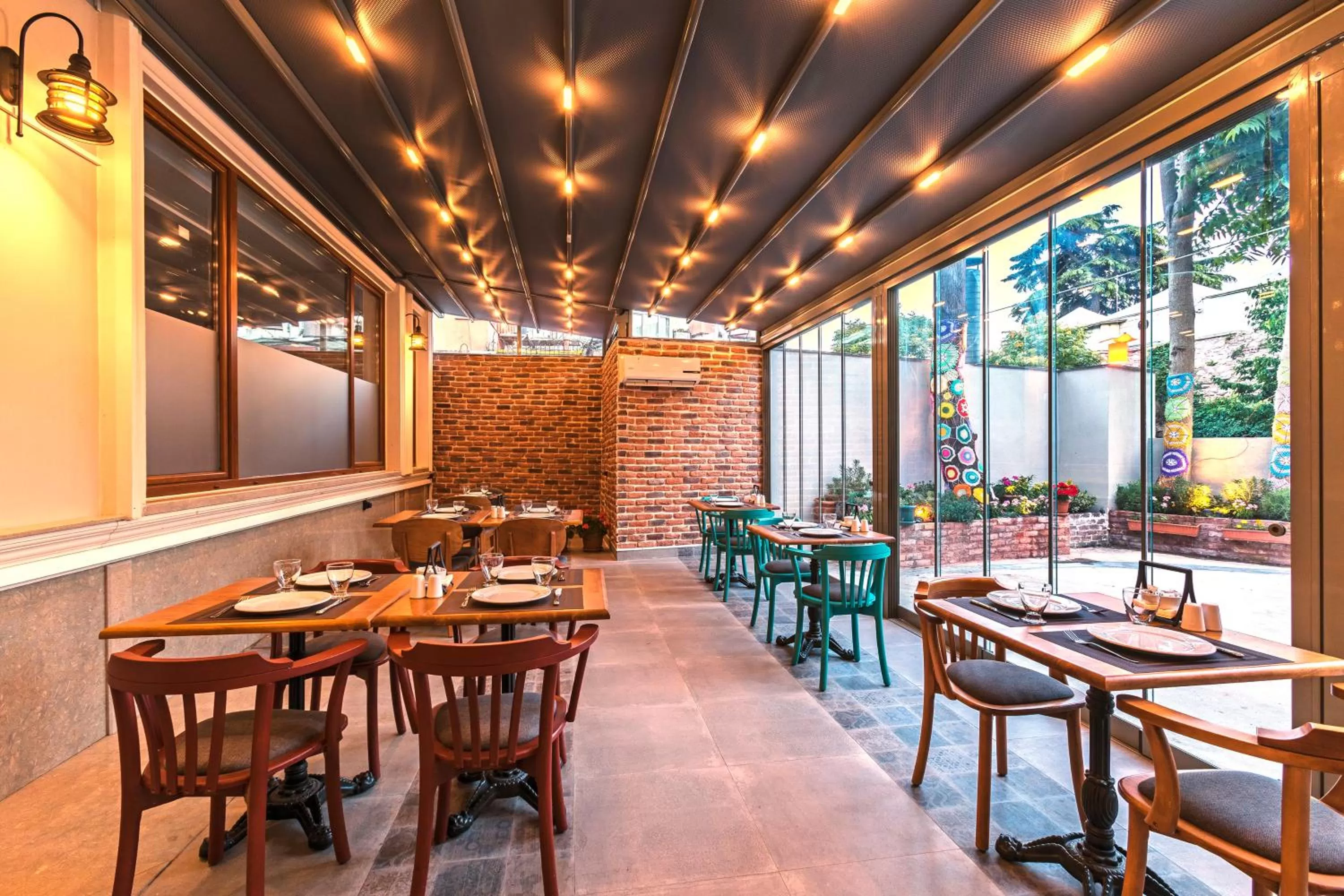 Restaurant/places to eat in Obelisk Hotel & Suites