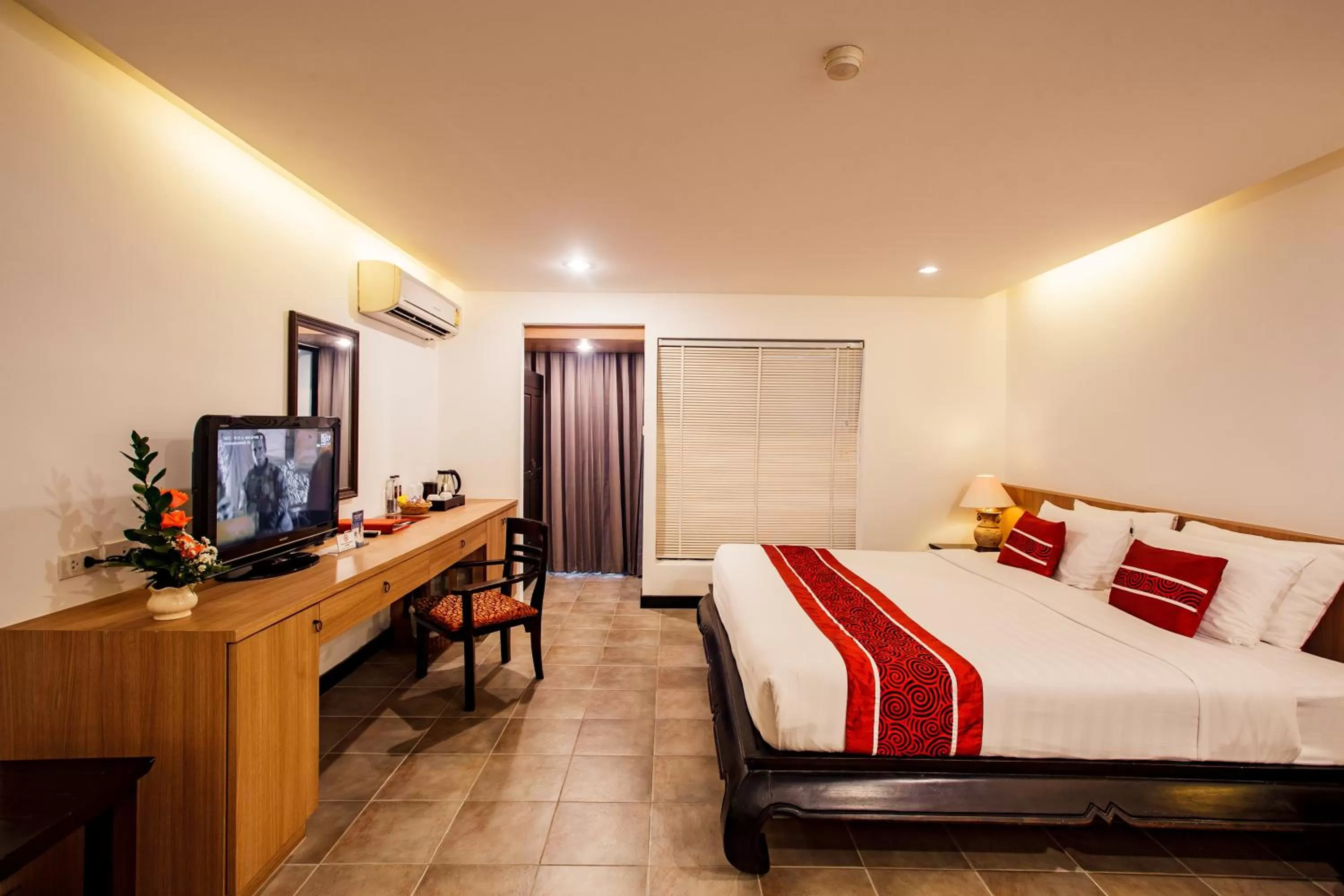 TV and multimedia, Bed in Raming Lodge Hotel