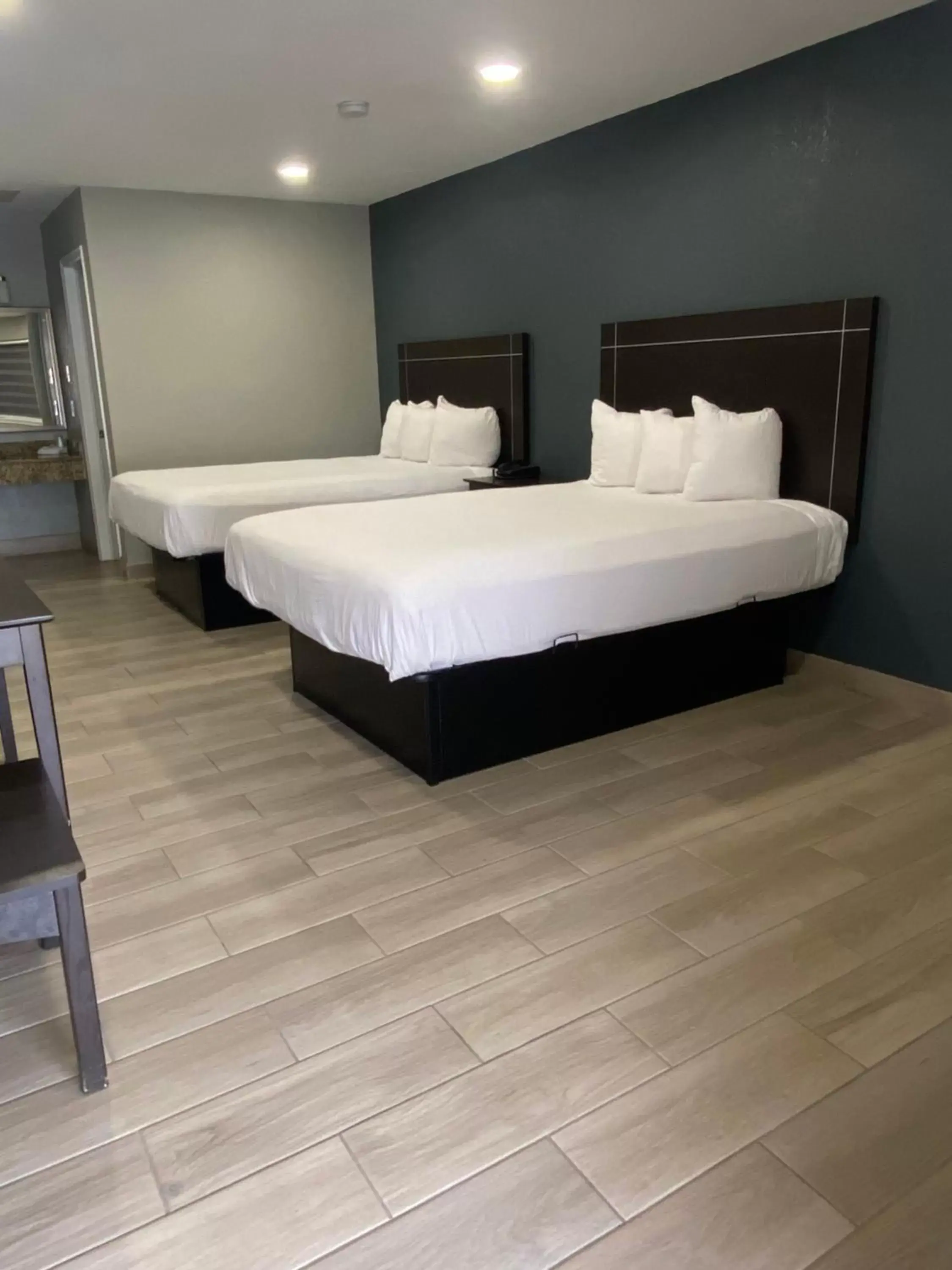 Double Queen Room in Falcon Executive Inn Double Queen Room in Falcon Executive Inn