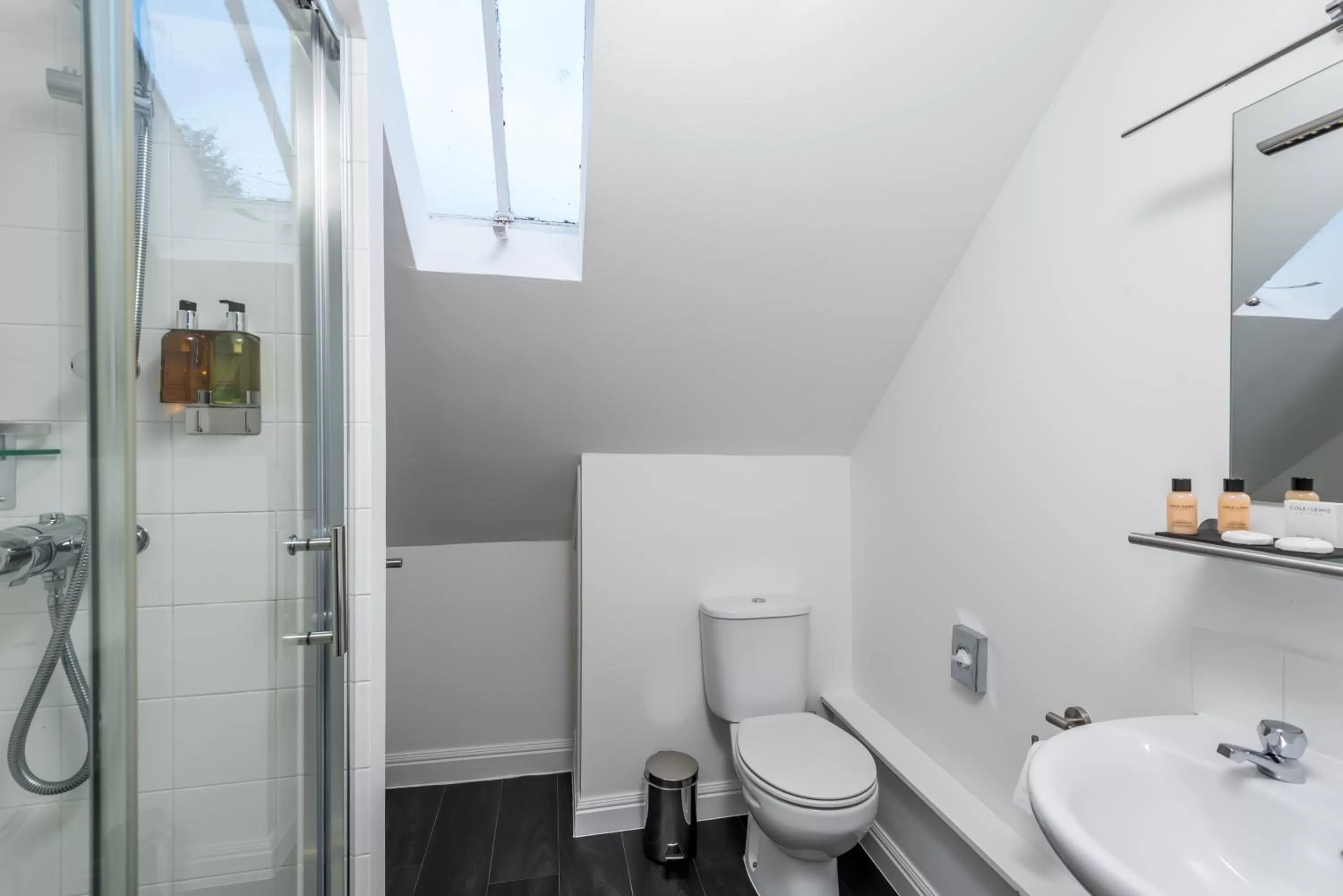 Toilet in Grey Harlings Rooms