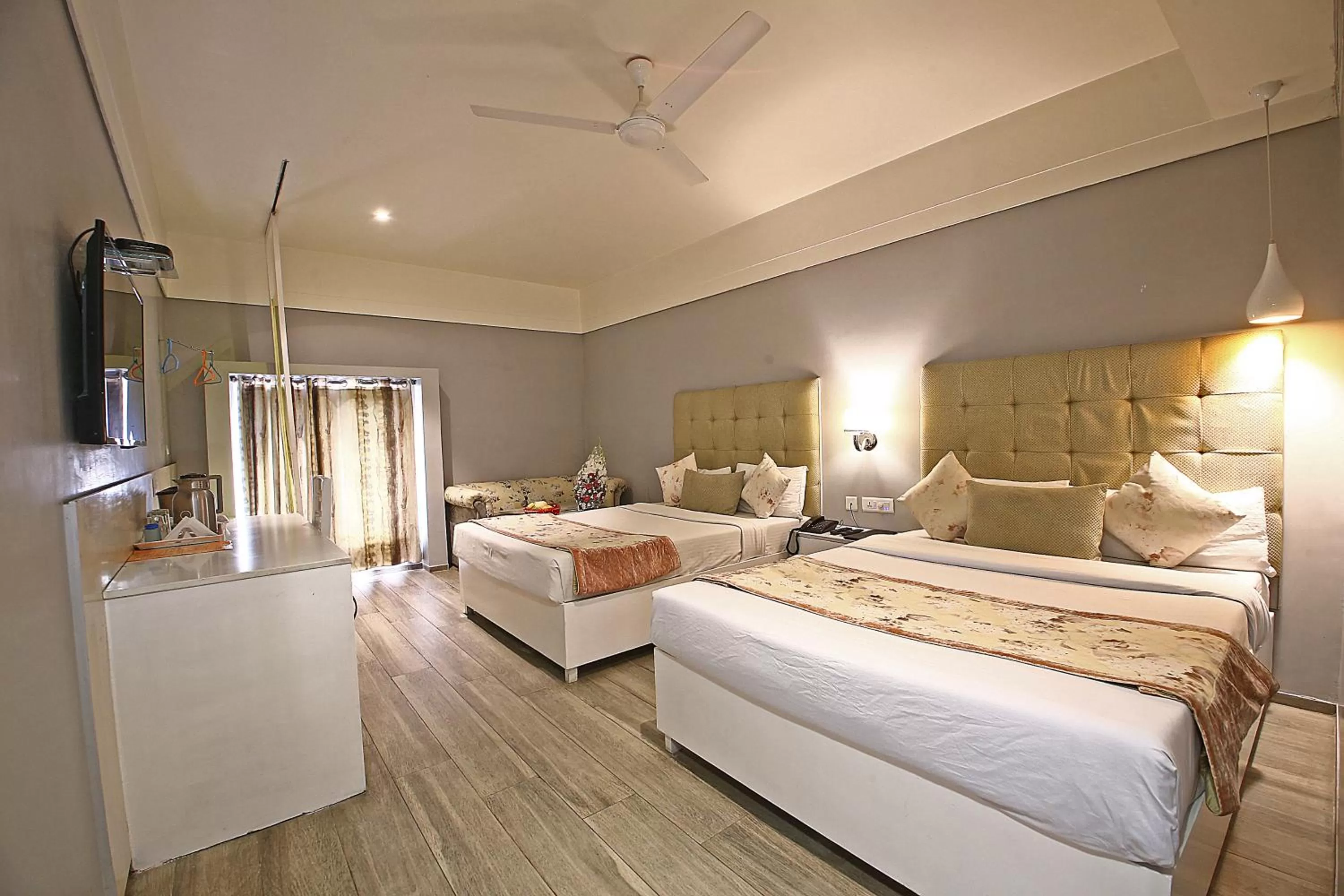 Photo of the whole room, Bed in Hotel Emerald