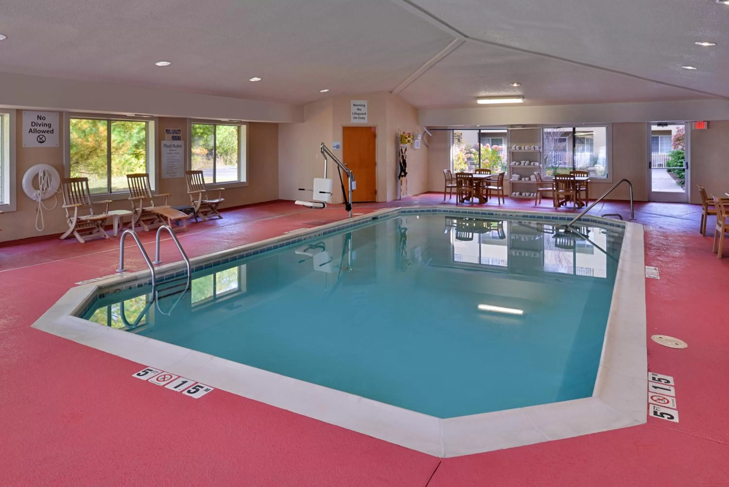 Swimming pool in Holiday Inn Express Hotel & Suites-Saint Joseph by IHG