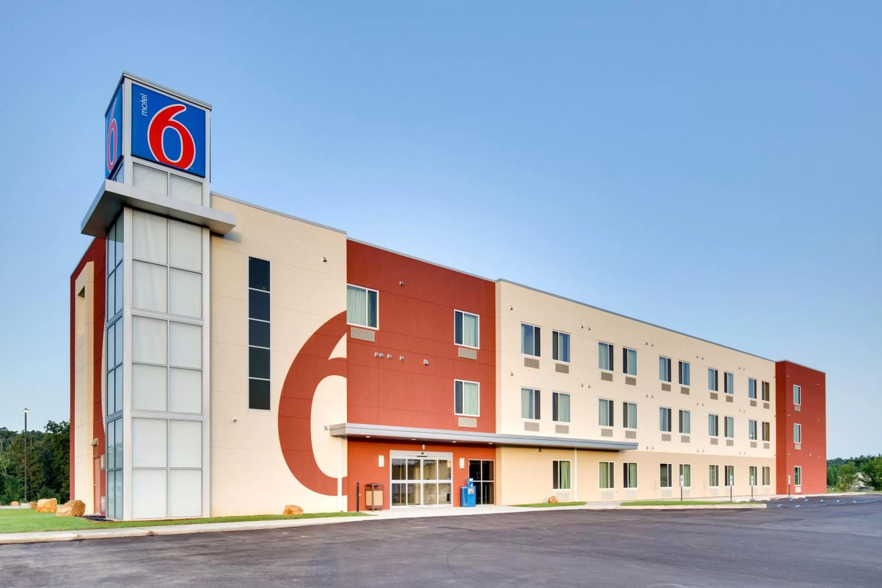 Facade/entrance in Motel 6 Poplar Bluff, MO
