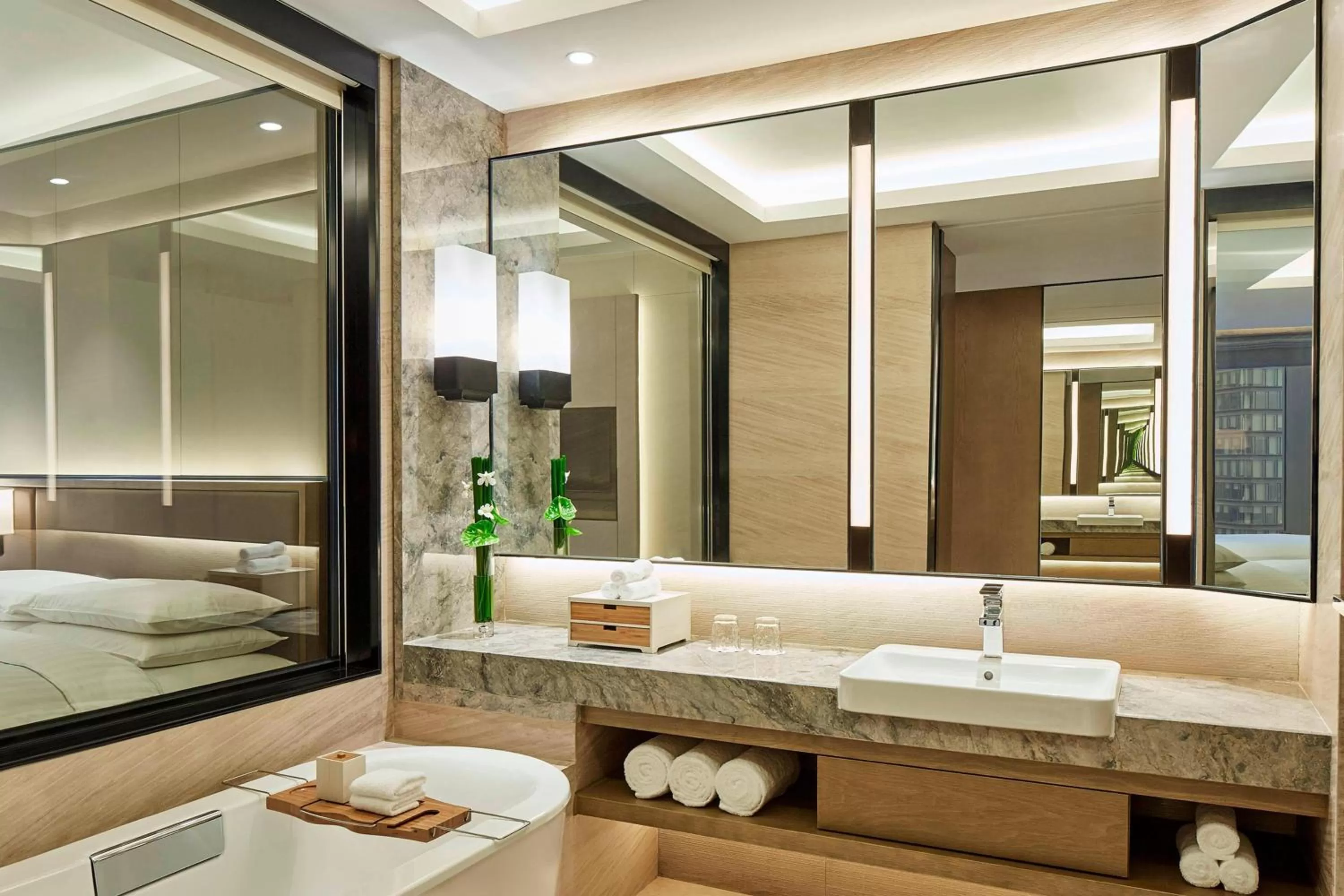 Bathroom, Bed in Hangzhou Marriott Hotel Qianjiang