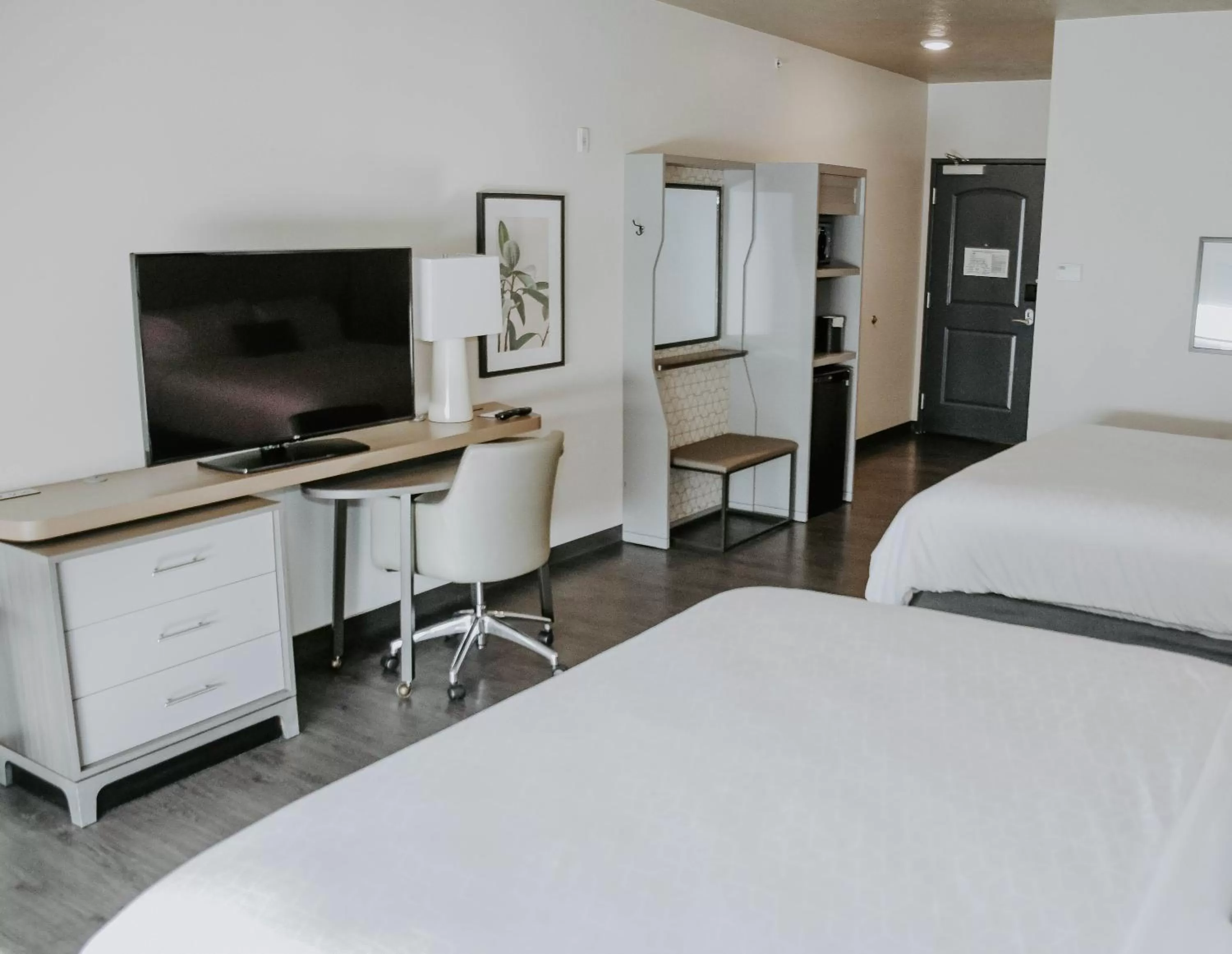 Photo of the whole room, Bed in Holiday Inn Omaha Downtown - Waterpark by IHG