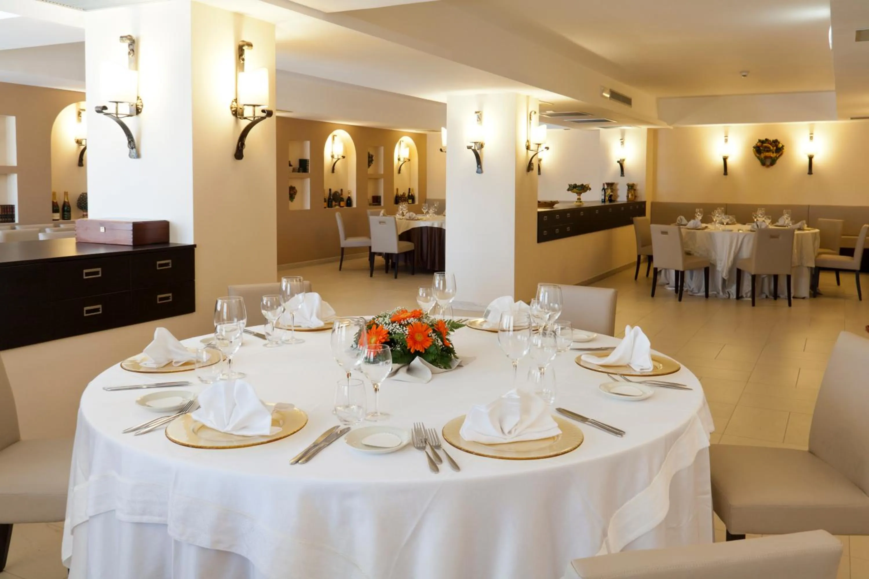 Restaurant/places to eat in Tropis Hotel