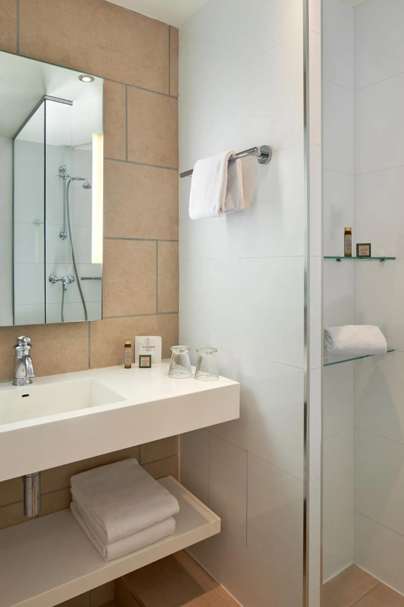 Shower in Best Western Saint-Louis - Grand Paris - Vincennes