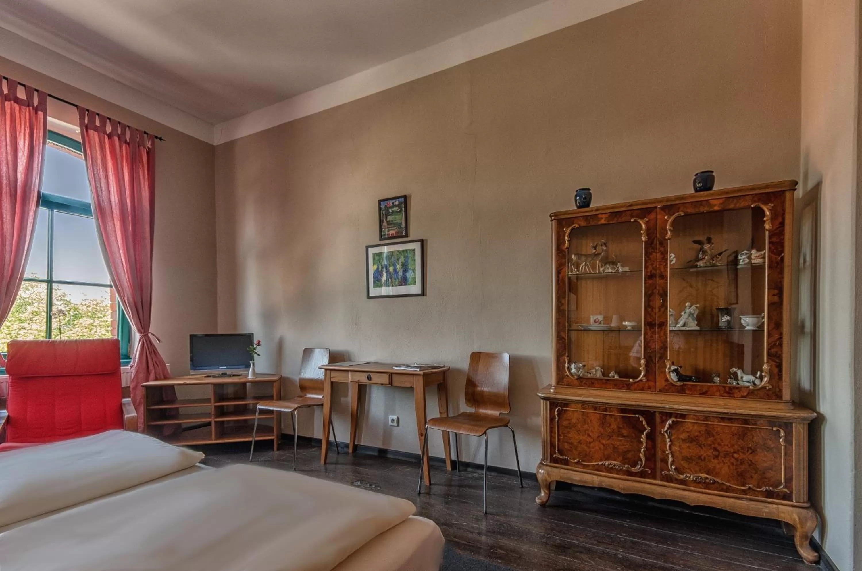 Decorative detail, Bed in Hotel zur Henne