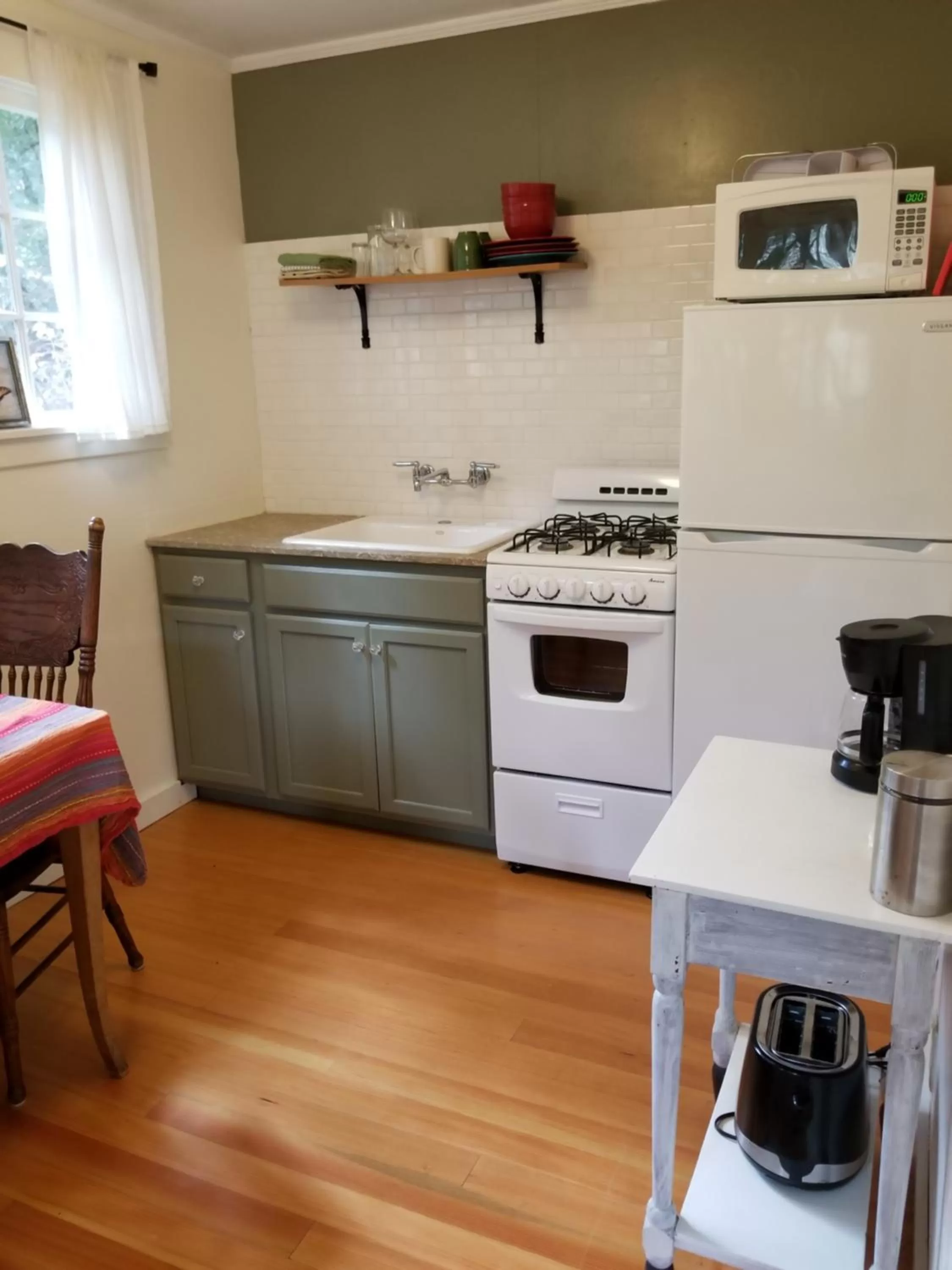 Kitchen or kitchenette in China Creek Cottages