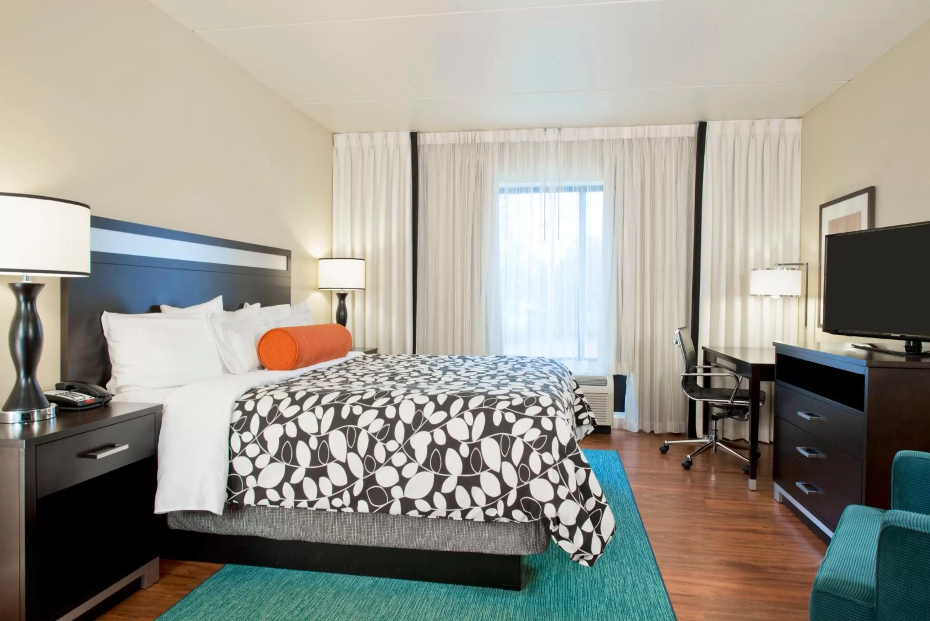 Deluxe King Room - Hearing Accessible  in Hotel Indigo Atlanta Airport College Park, an IHG Hotel