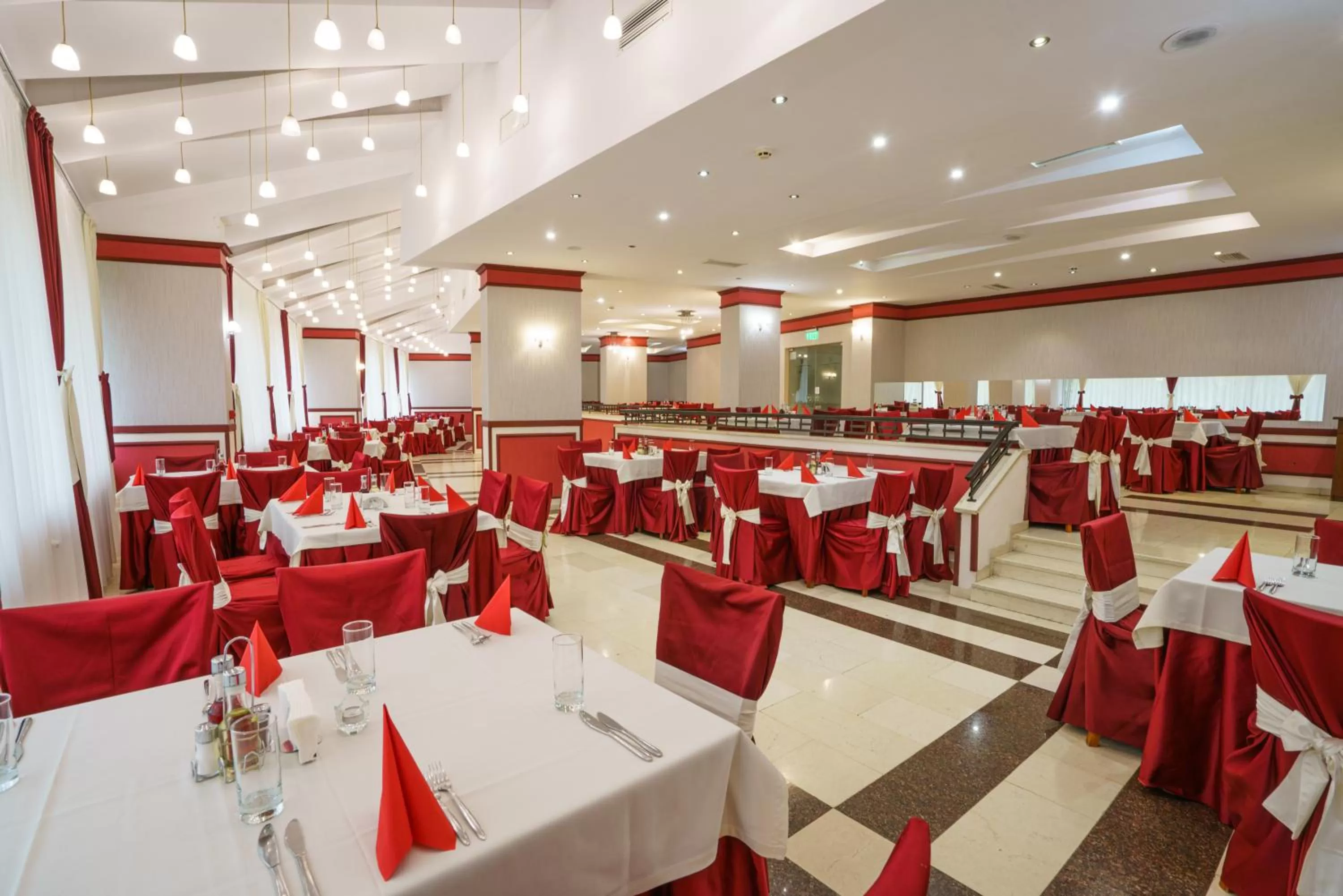 Restaurant/Places to Eat in Troyan Plaza Hotel