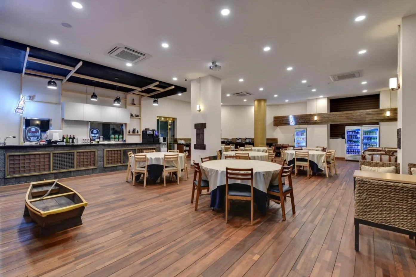 Restaurant/places to eat in Sea Moon Tourist Hotel