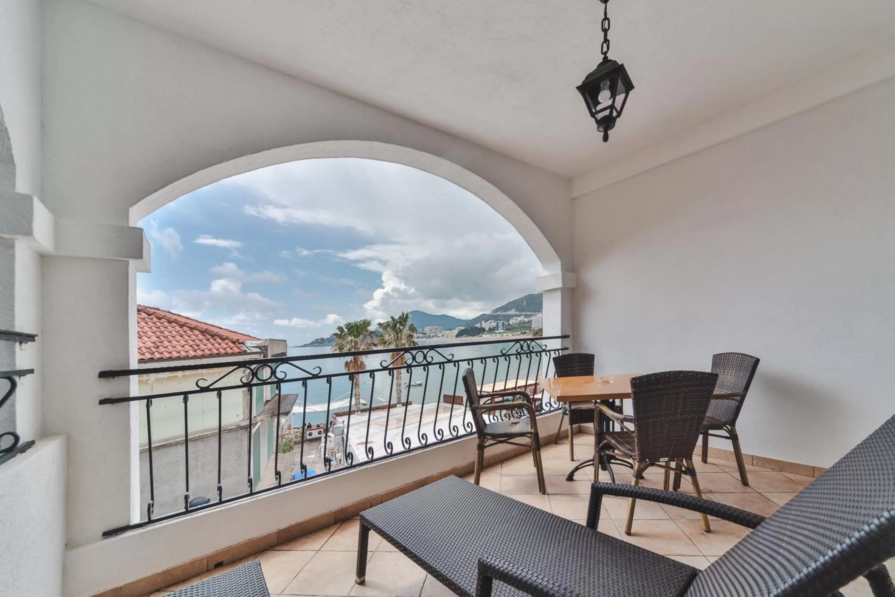 Royal Suite with Terrace and Sea View (24) in Mali Hotel Porat