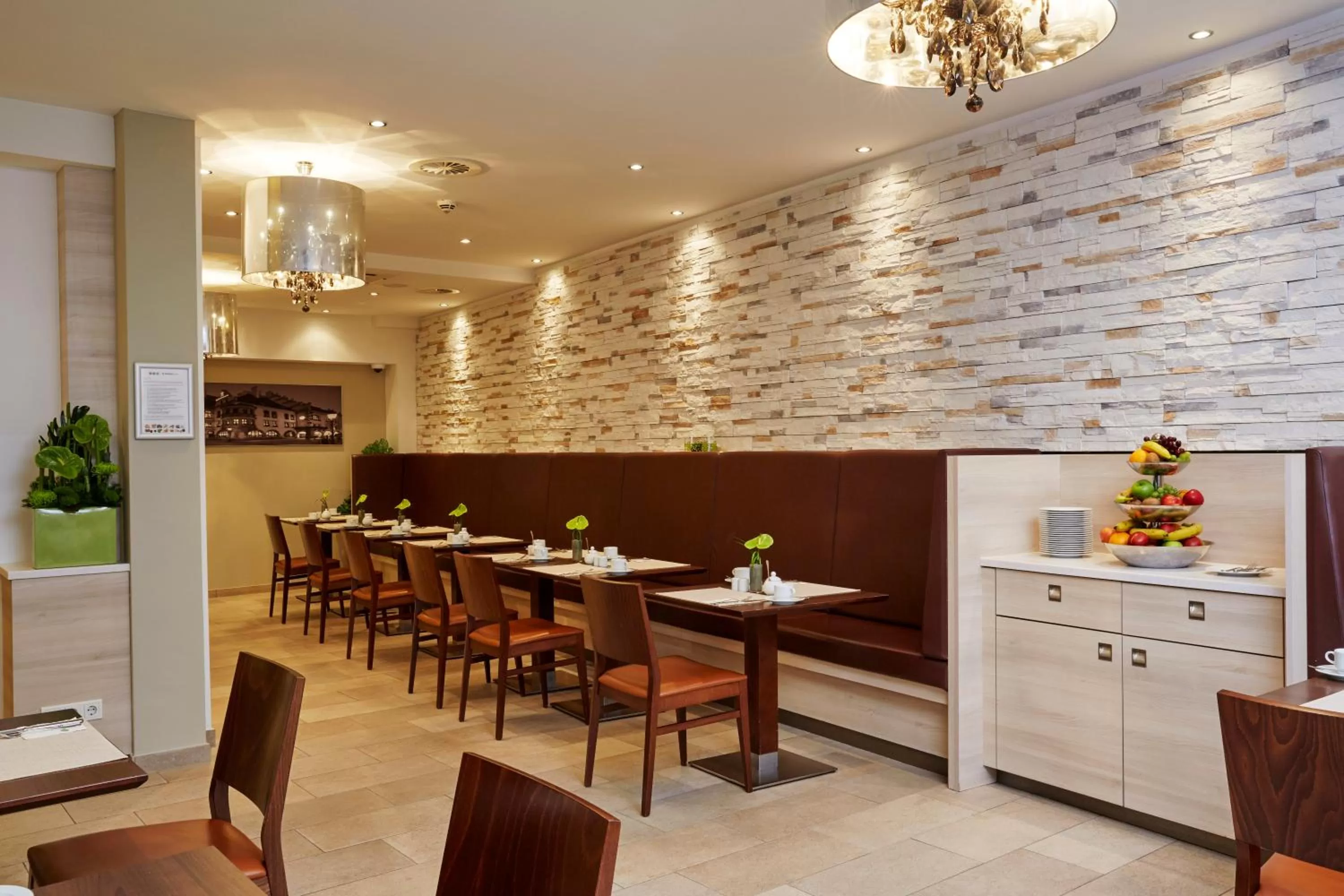 Restaurant/places to eat in H+ Hotel München