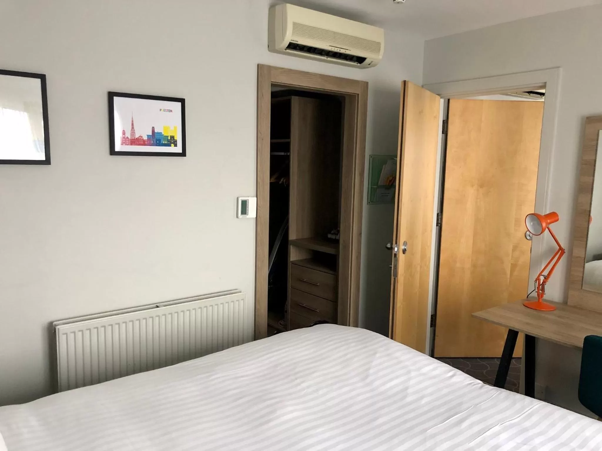 Photo of the whole room, Bed in Holiday Inn Preston by IHG