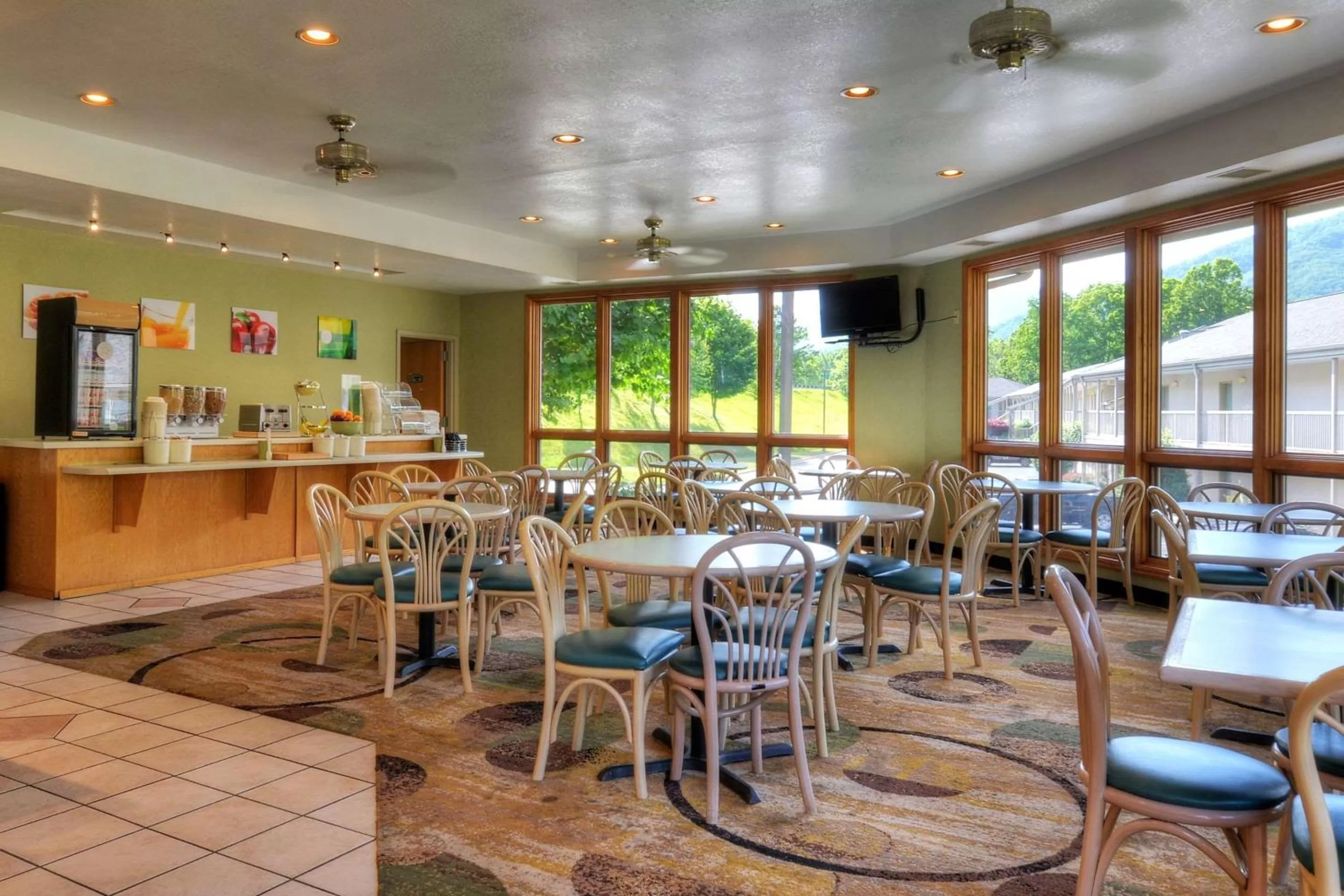 Restaurant/places to eat in Quality Inn Cherokee Riverside