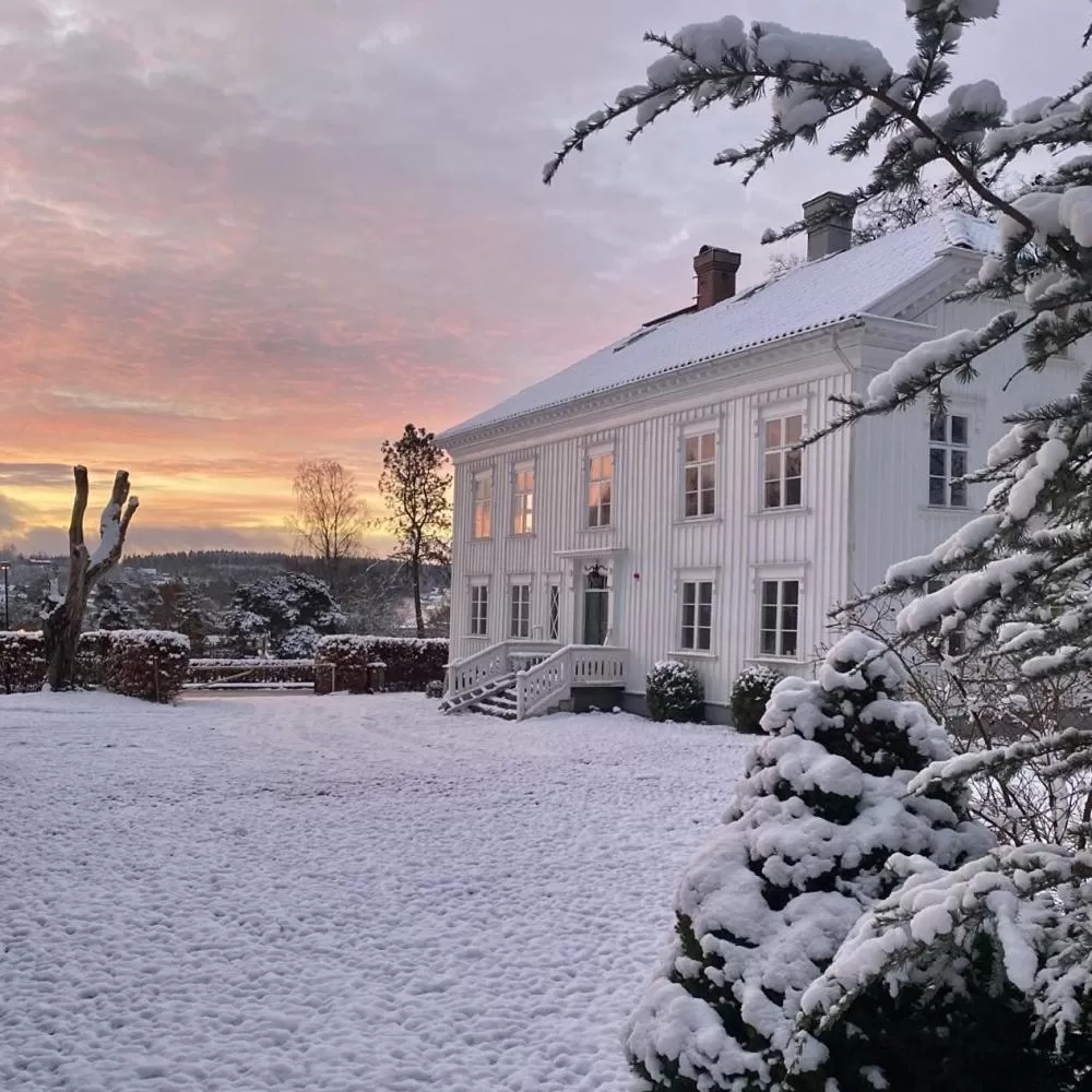 Property Building in Kinna Bed & Breakfast