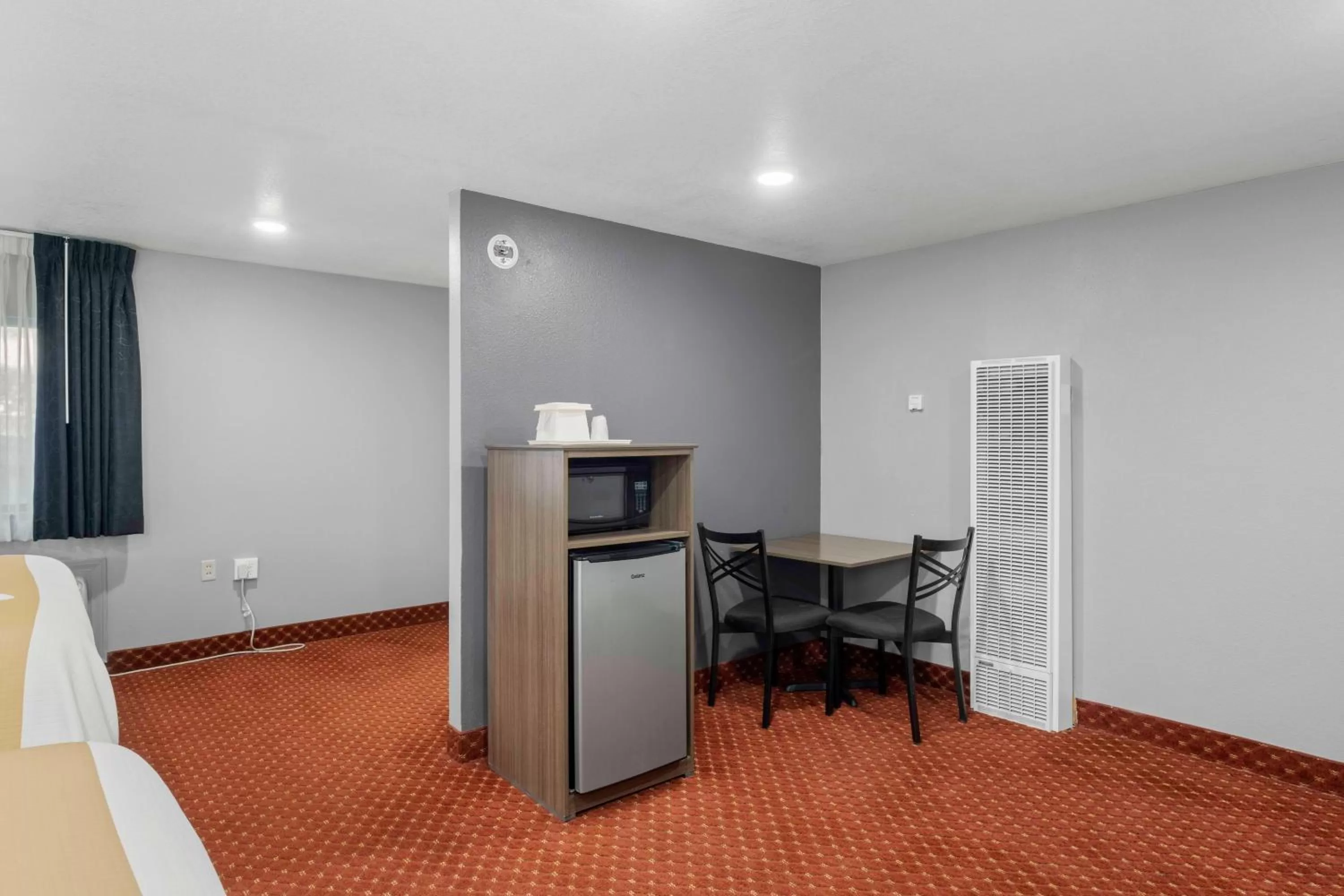 Dining area in Budget Lodge