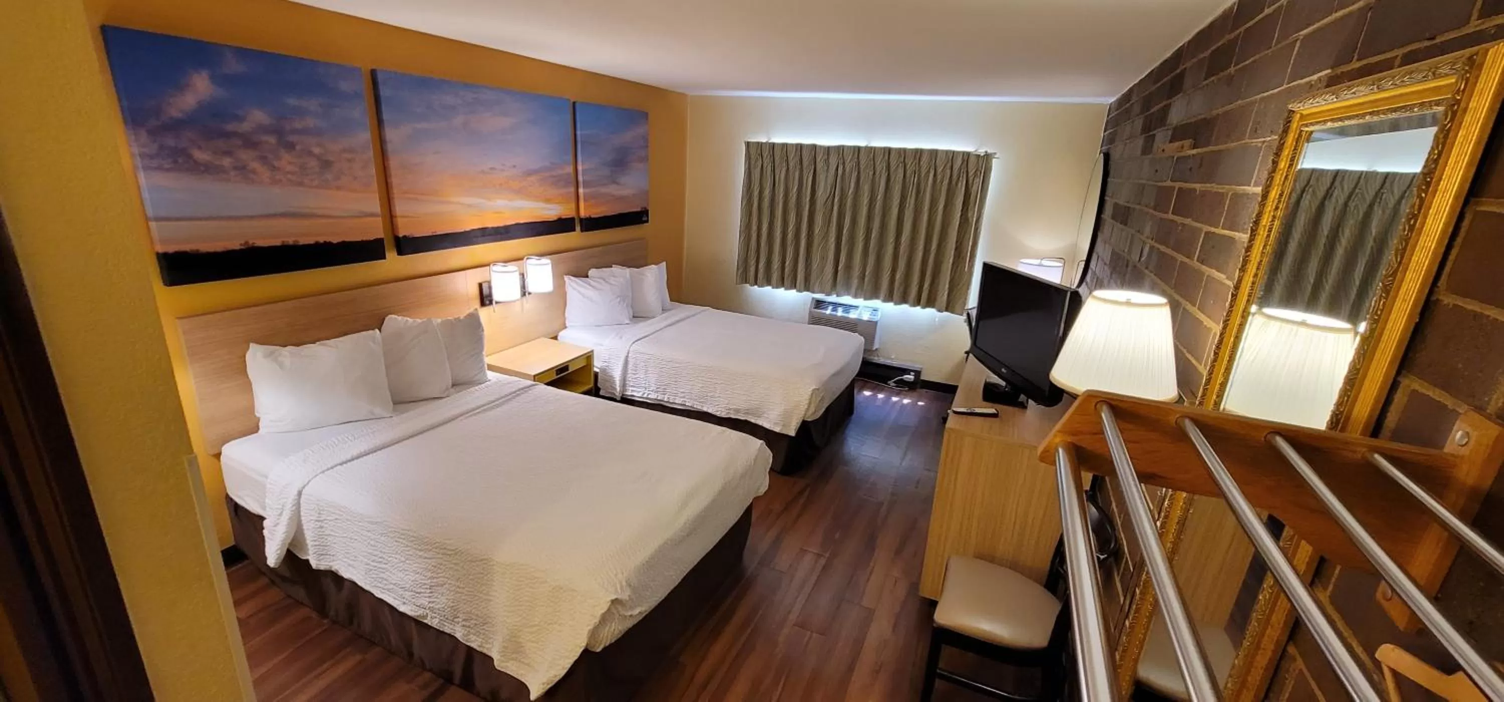 Photo of the whole room, Bed in Days Inn by Wyndham Rockford I-90 Walking Distance to Casino