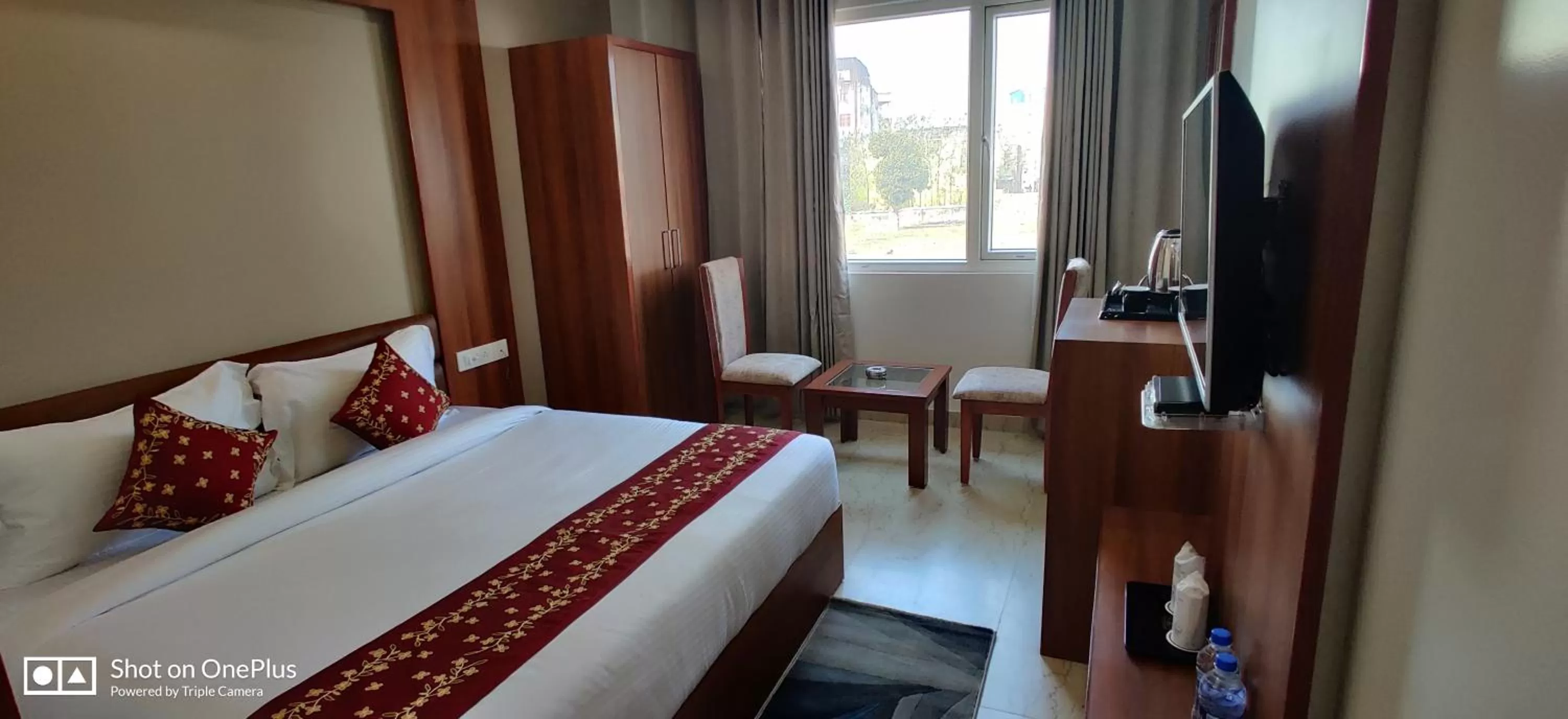 Property building, Bed in Hotel Trimurti