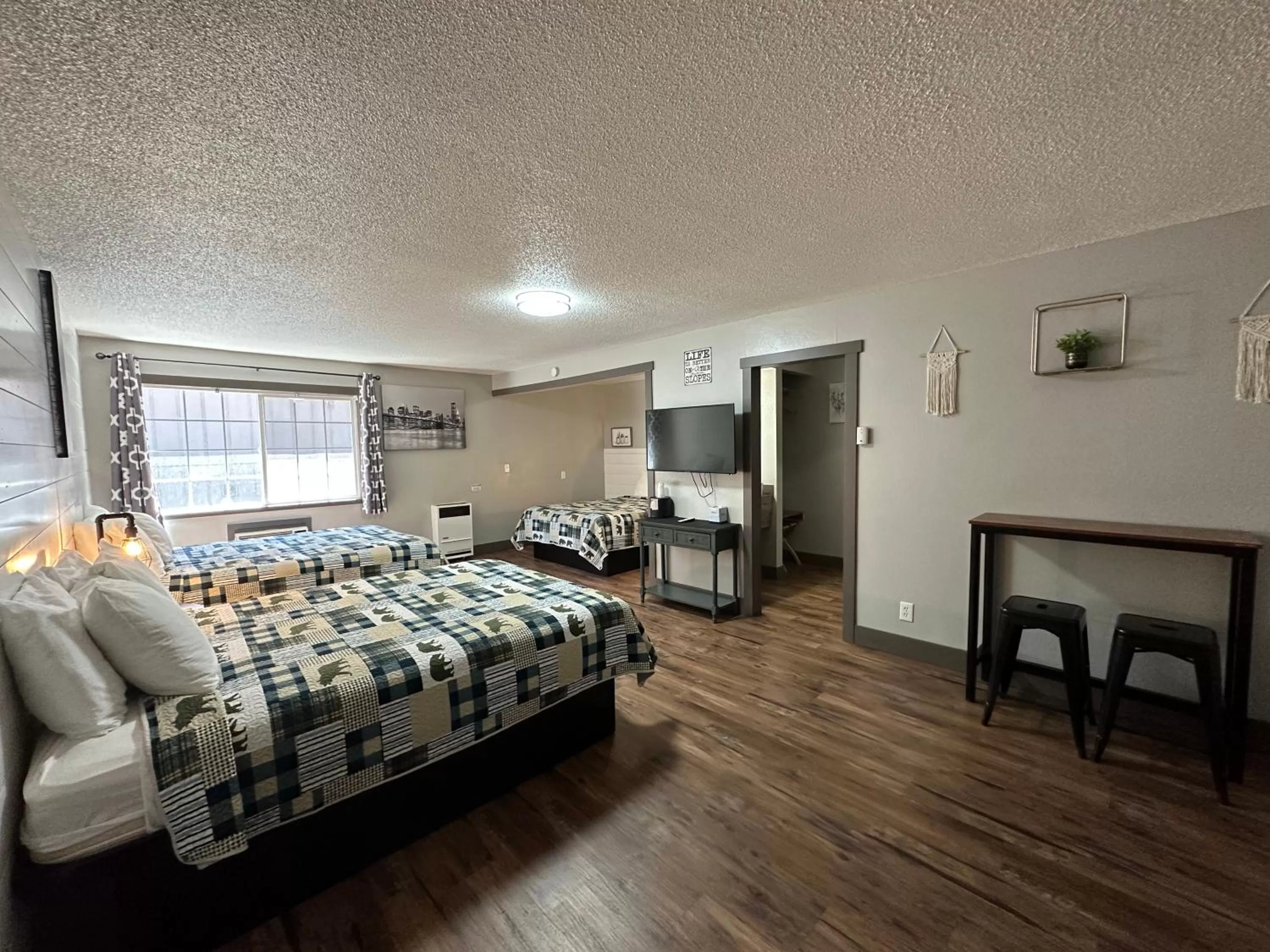 Standard Queen Room with Three Queen Beds in Lake Ridge South Lake Tahoe