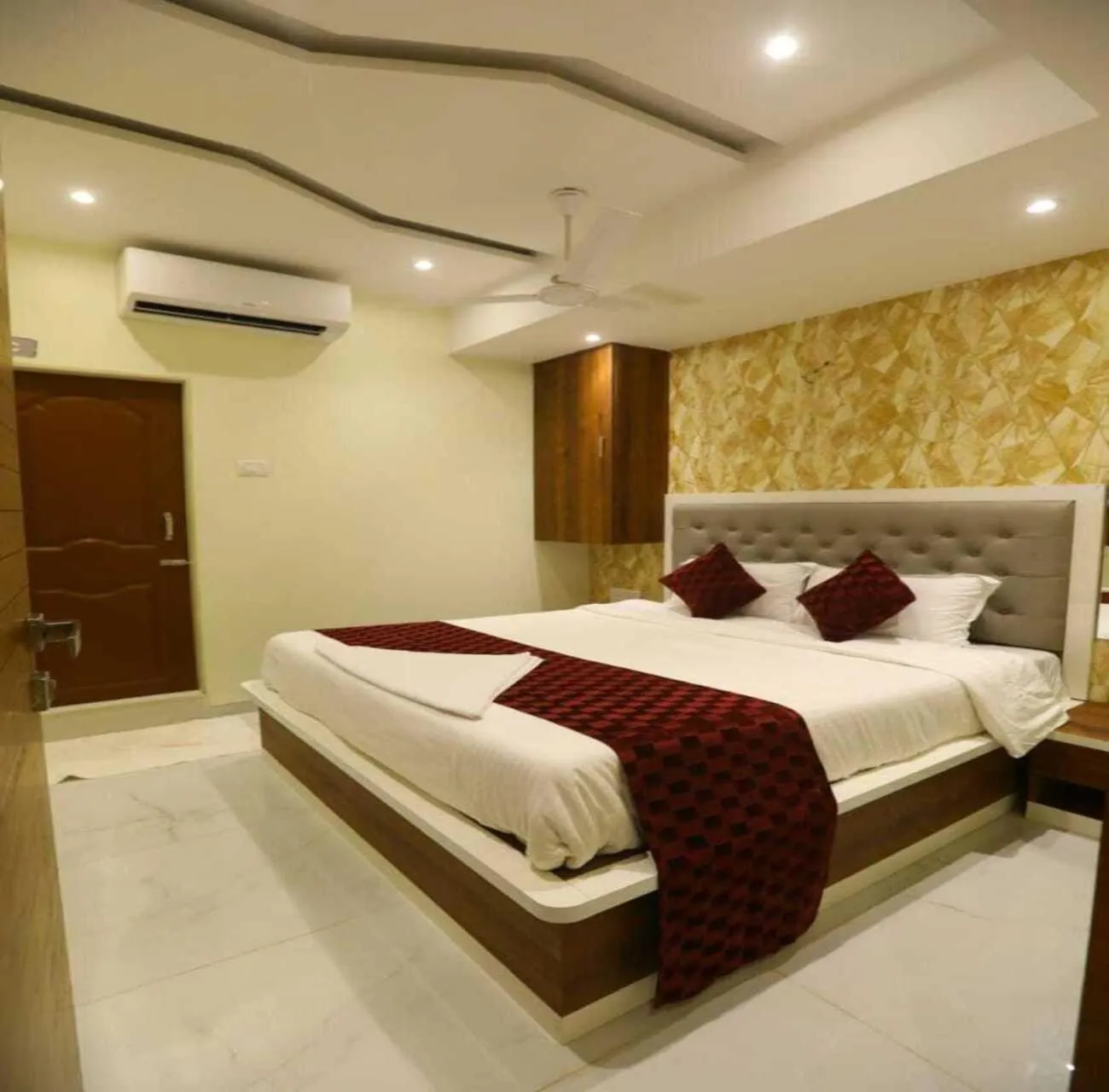 Bedroom, Bed in Hotel Sai Siddhi Inn - MIDC Industrial Area, Mahape Navi Mumbai