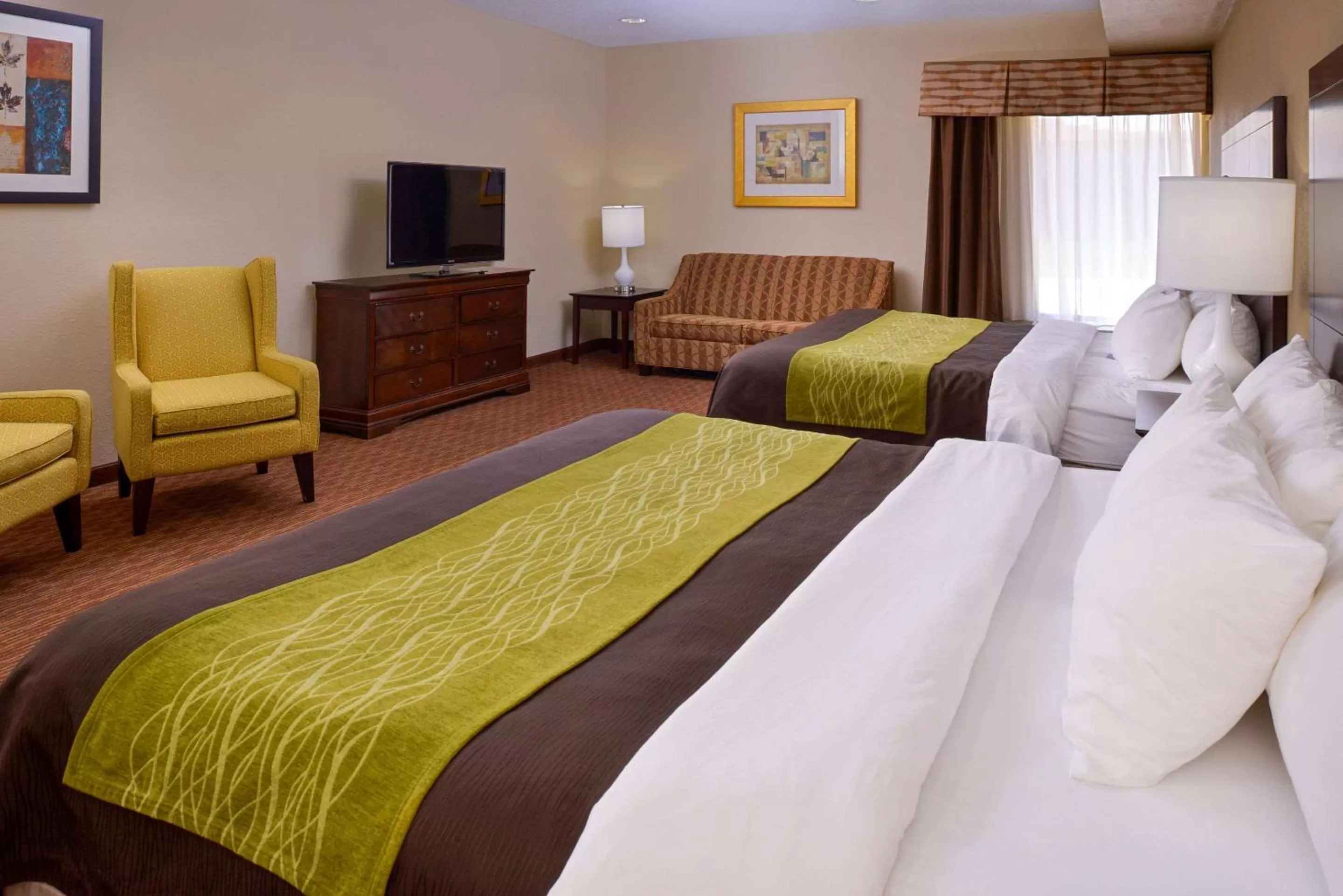 Photo of the whole room, Bed in Holiday Inn Express & Suites Joplin Southeast by IHG