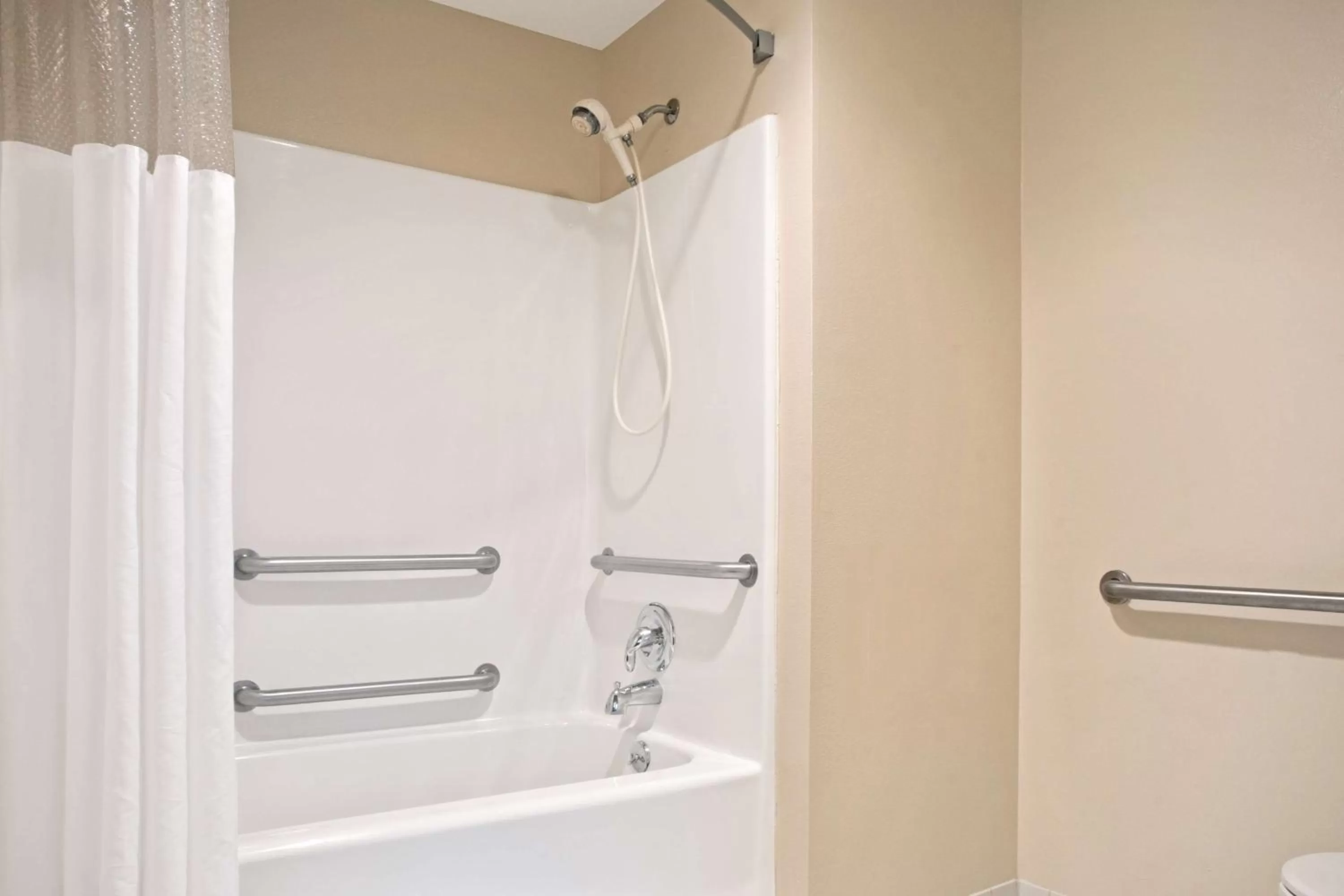 1 Double Bed, Mobility/Hearing Accessible Room, Bathtub w/ Grab Bars, Non-Smoking in Baymont by Wyndham Conroe