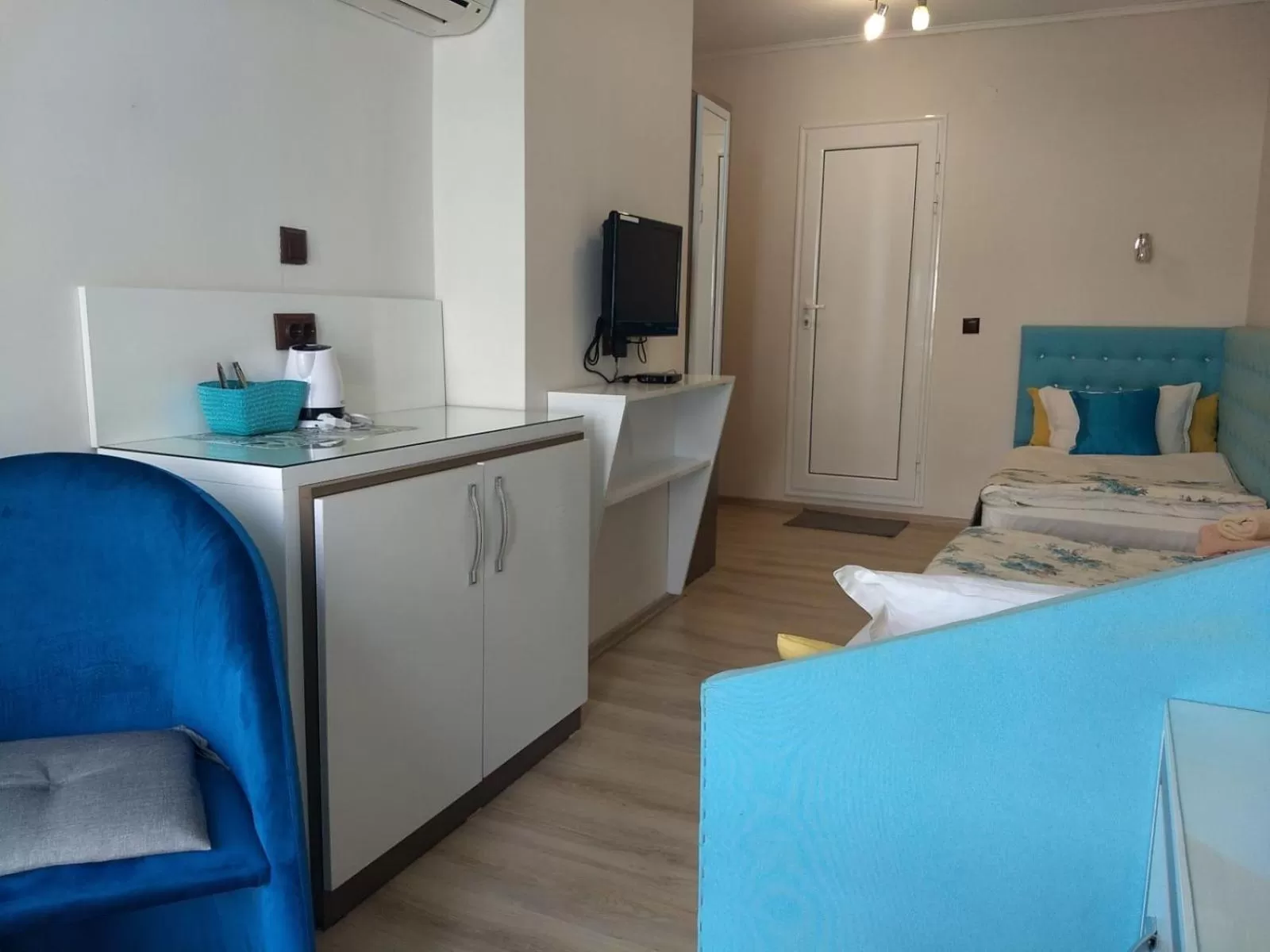 Coffee/tea facilities, Kitchen/Kitchenette in White Rose Family Guest House