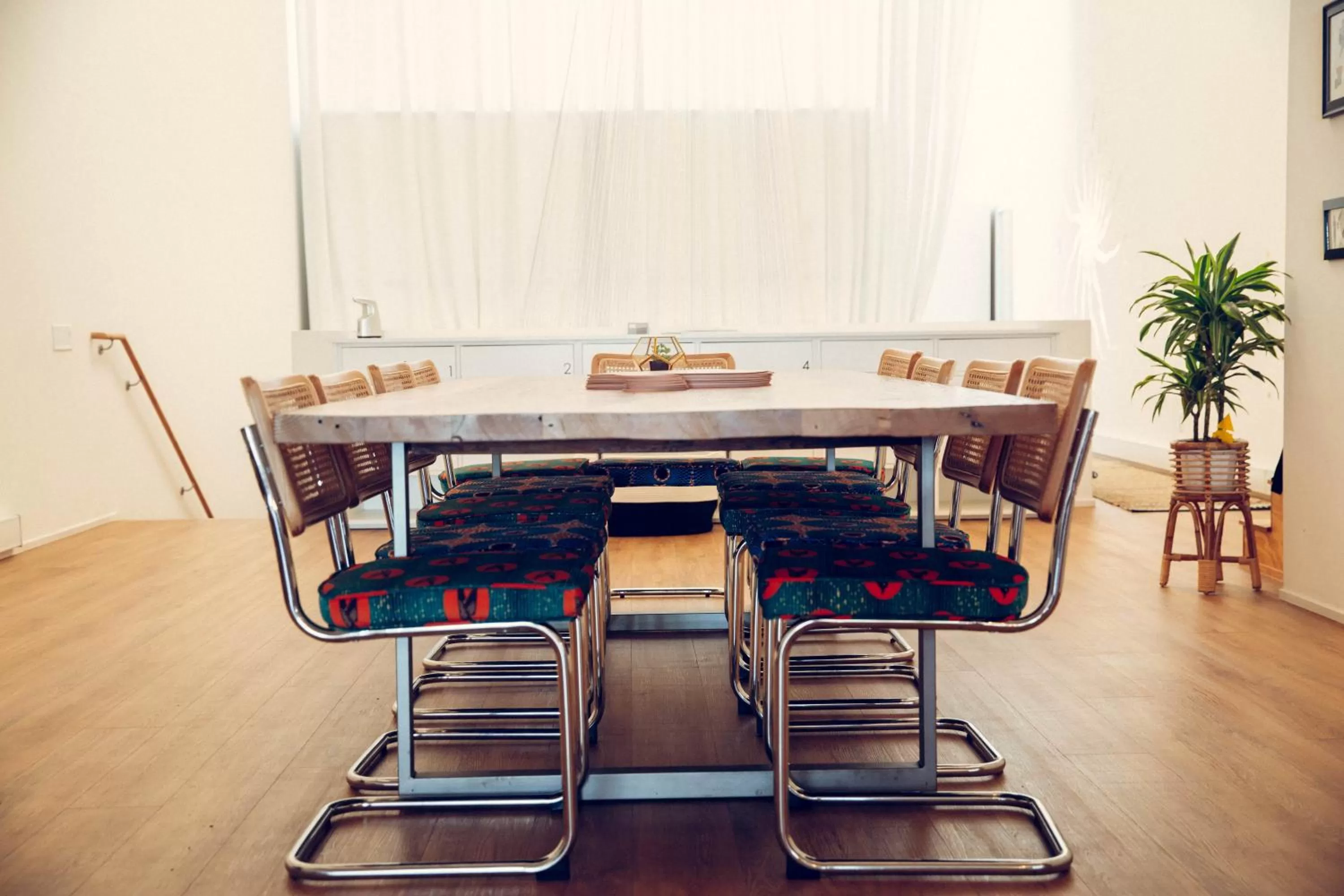 Dining area in STAY OPEN Venice Beach