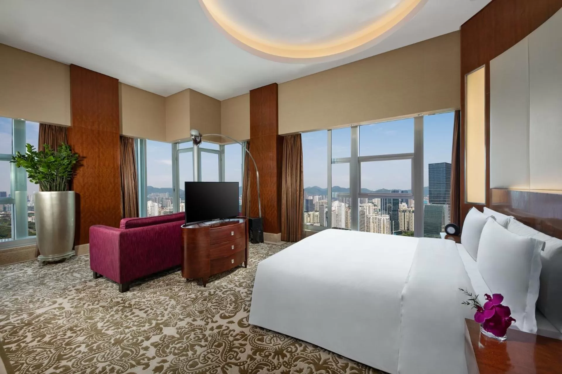 Photo of the whole room, Bed in Crowne Plaza Shenzhen Futian