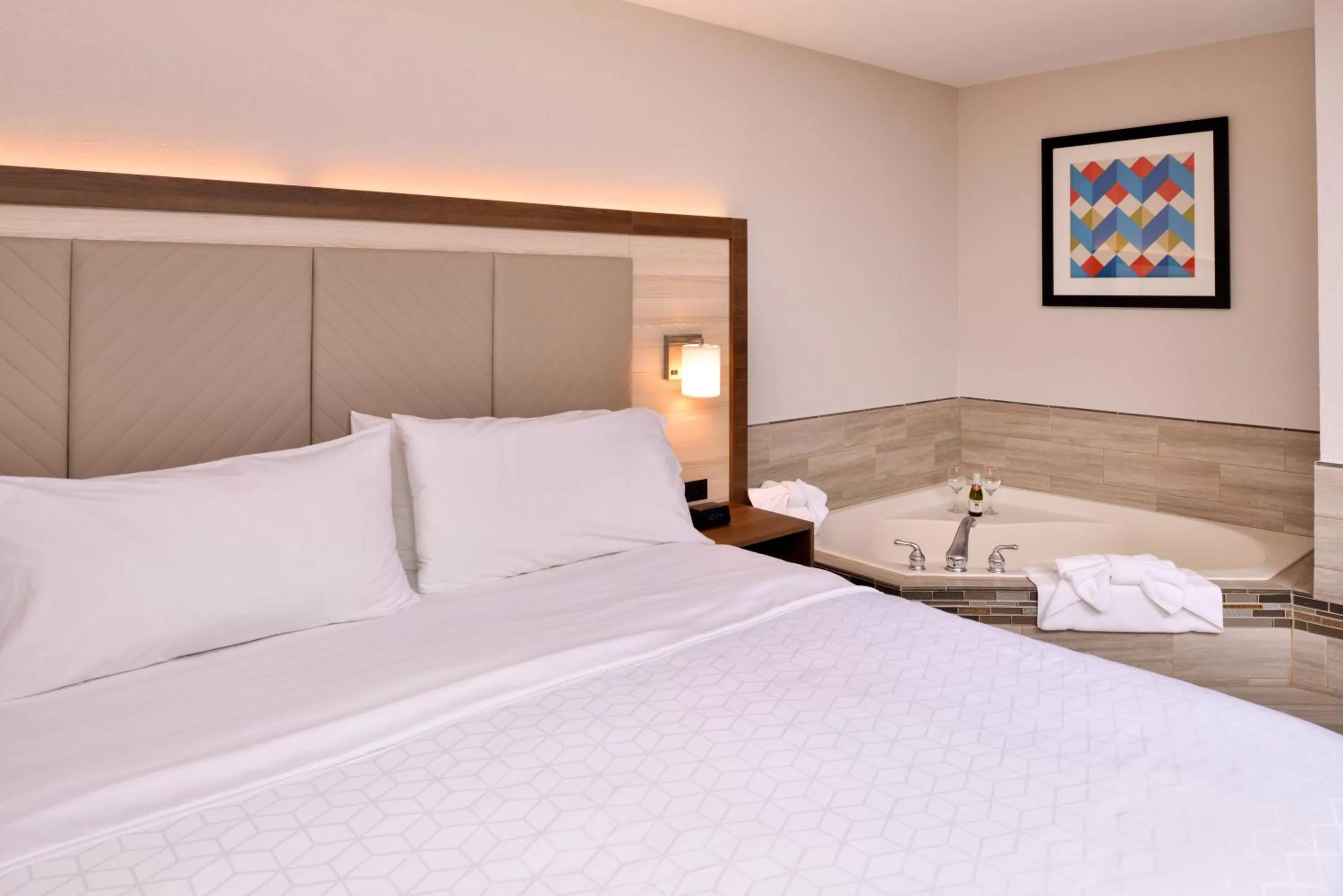 Photo of the whole room, Bed in Holiday Inn Express Hotel & Suites Arcata/Eureka-Airport Area by IHG