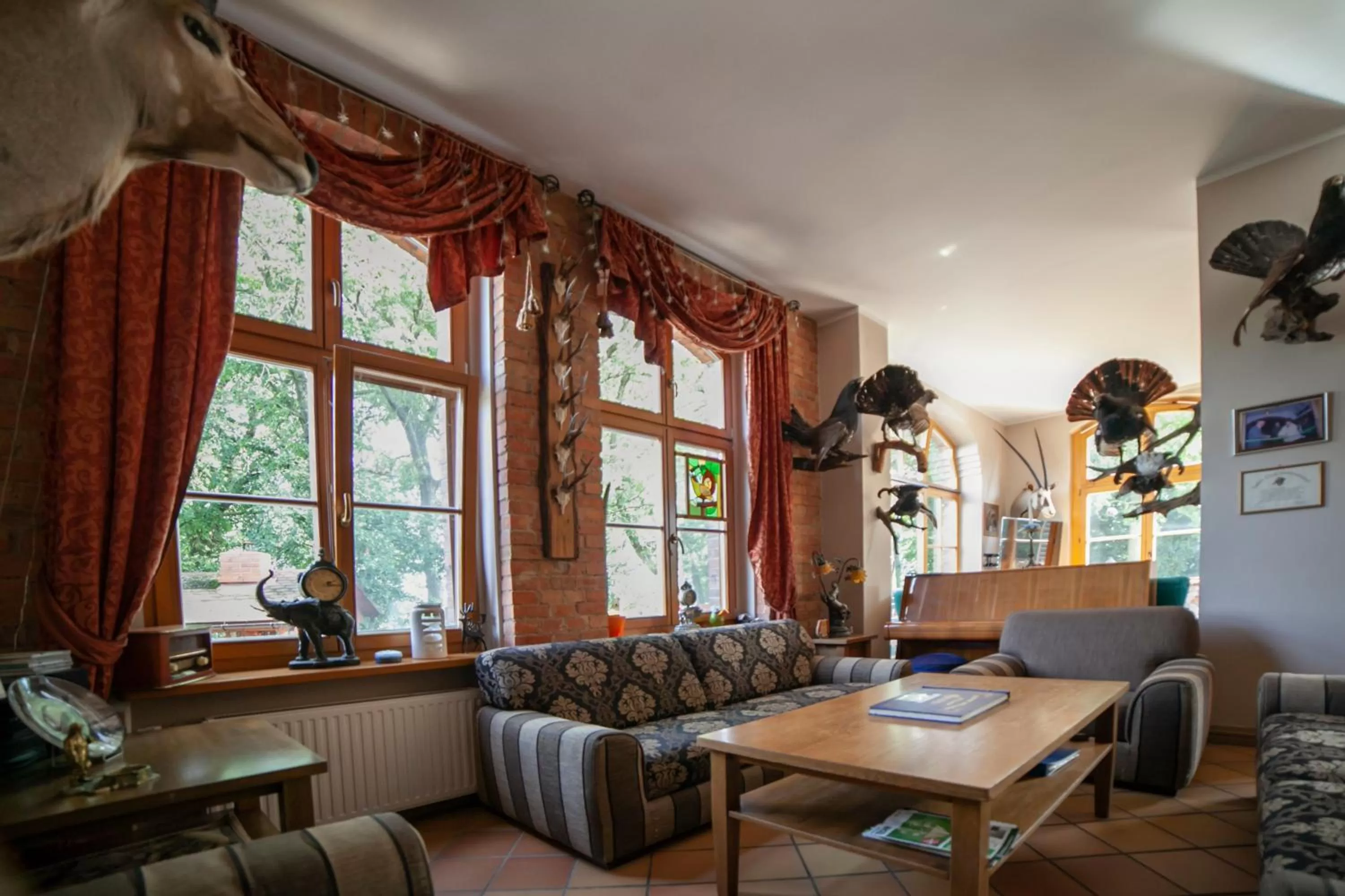 Communal lounge/ TV room in Pensjonat Myśliwski