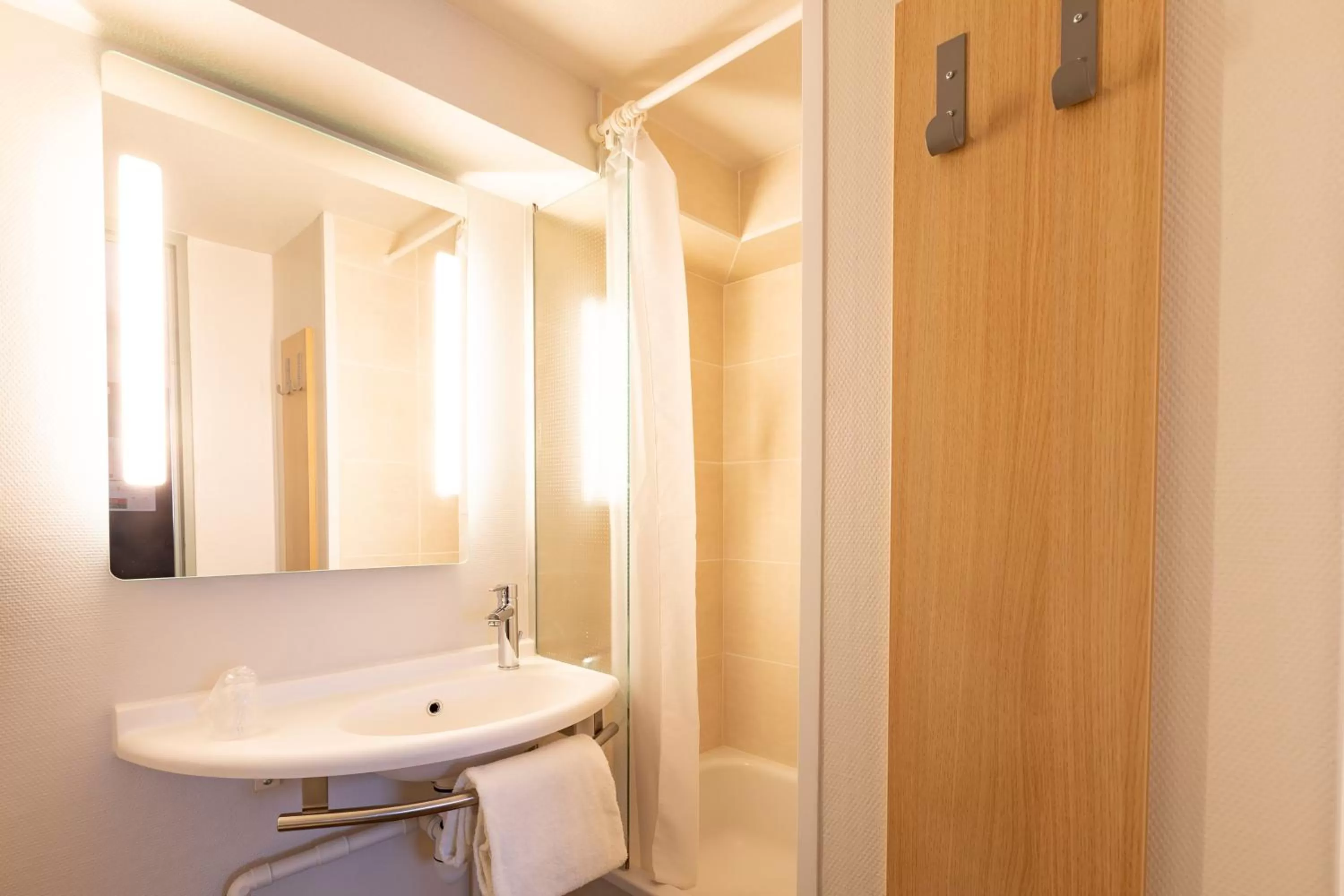 Bathroom in B&B HOTEL Laval Changé