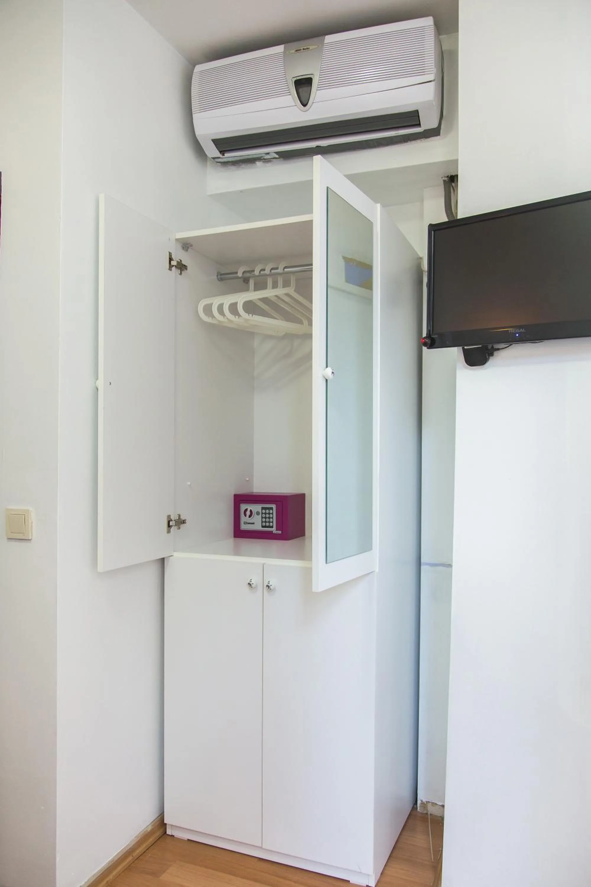 Photo of the whole room in The House of Tulpan