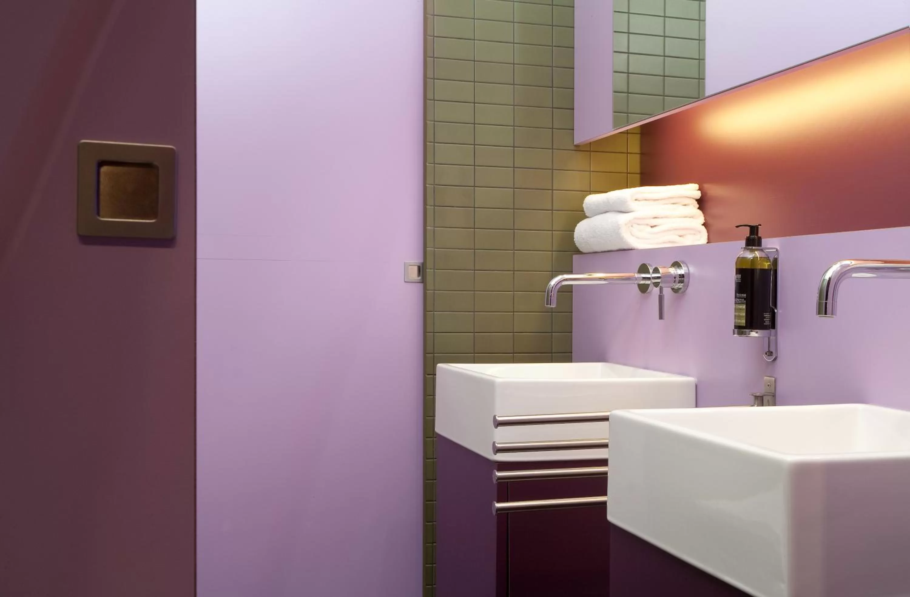 Shower in Hôtel Montmorency & Spa