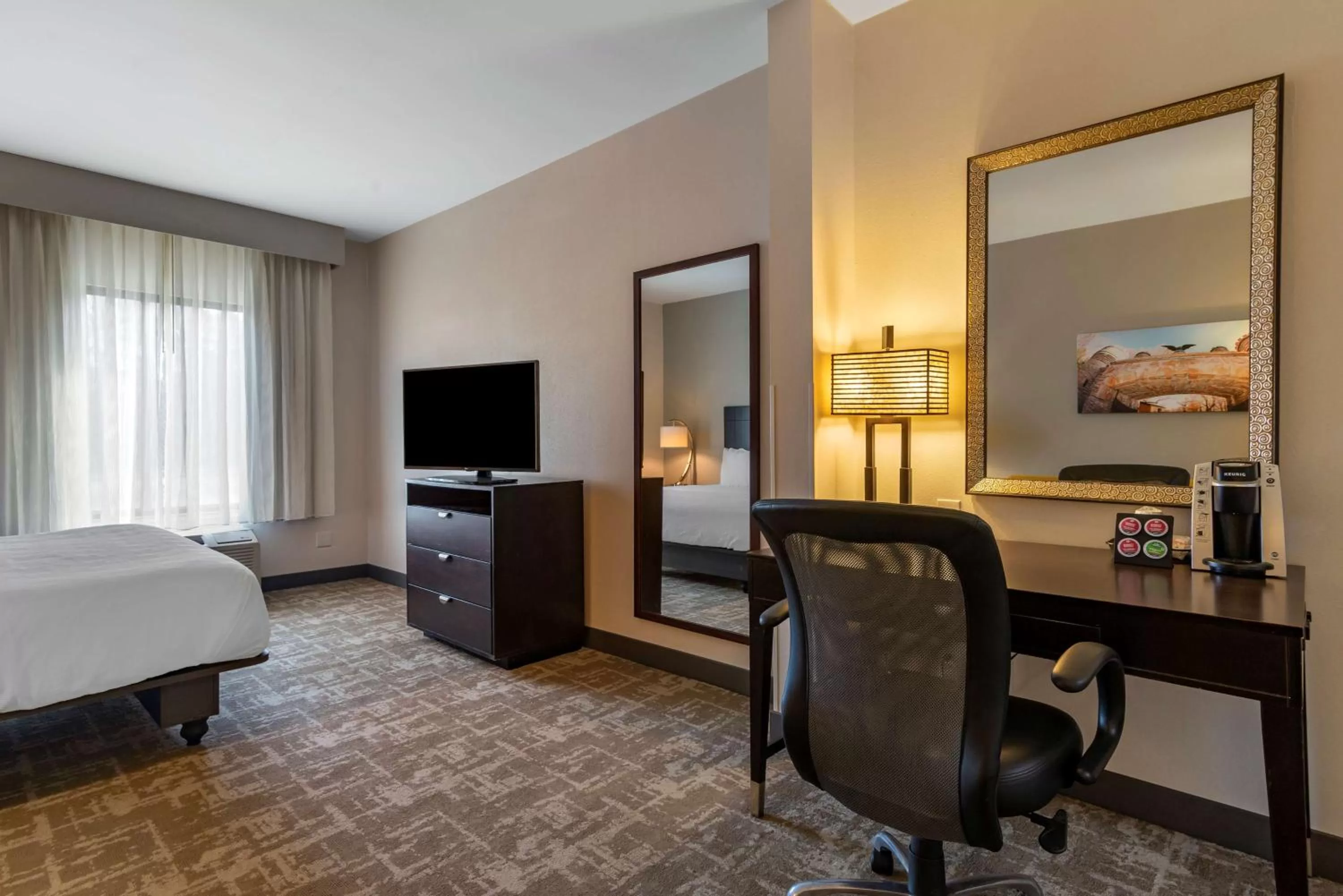 Bedroom, Bed in Best Western Plus Dalton Inn