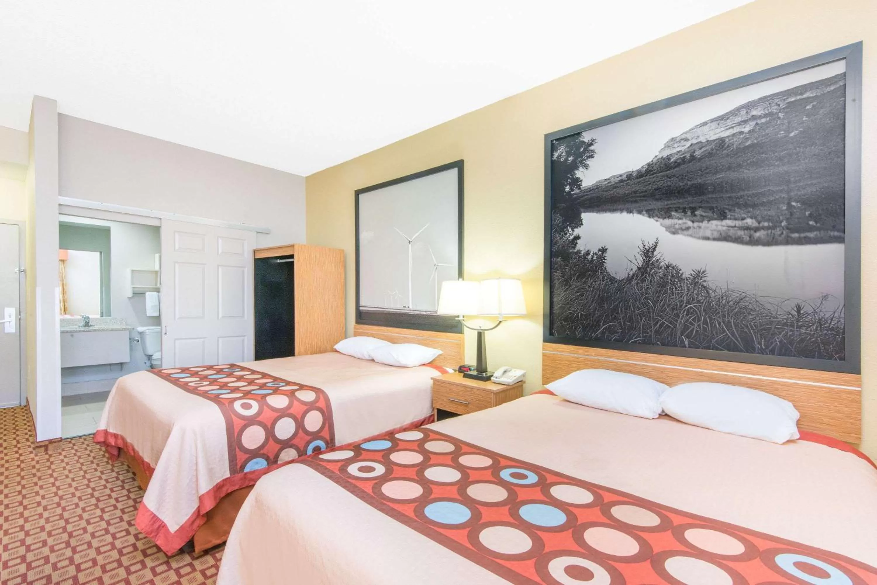 Photo of the whole room, Bed in Super 8 by Wyndham Wichita South