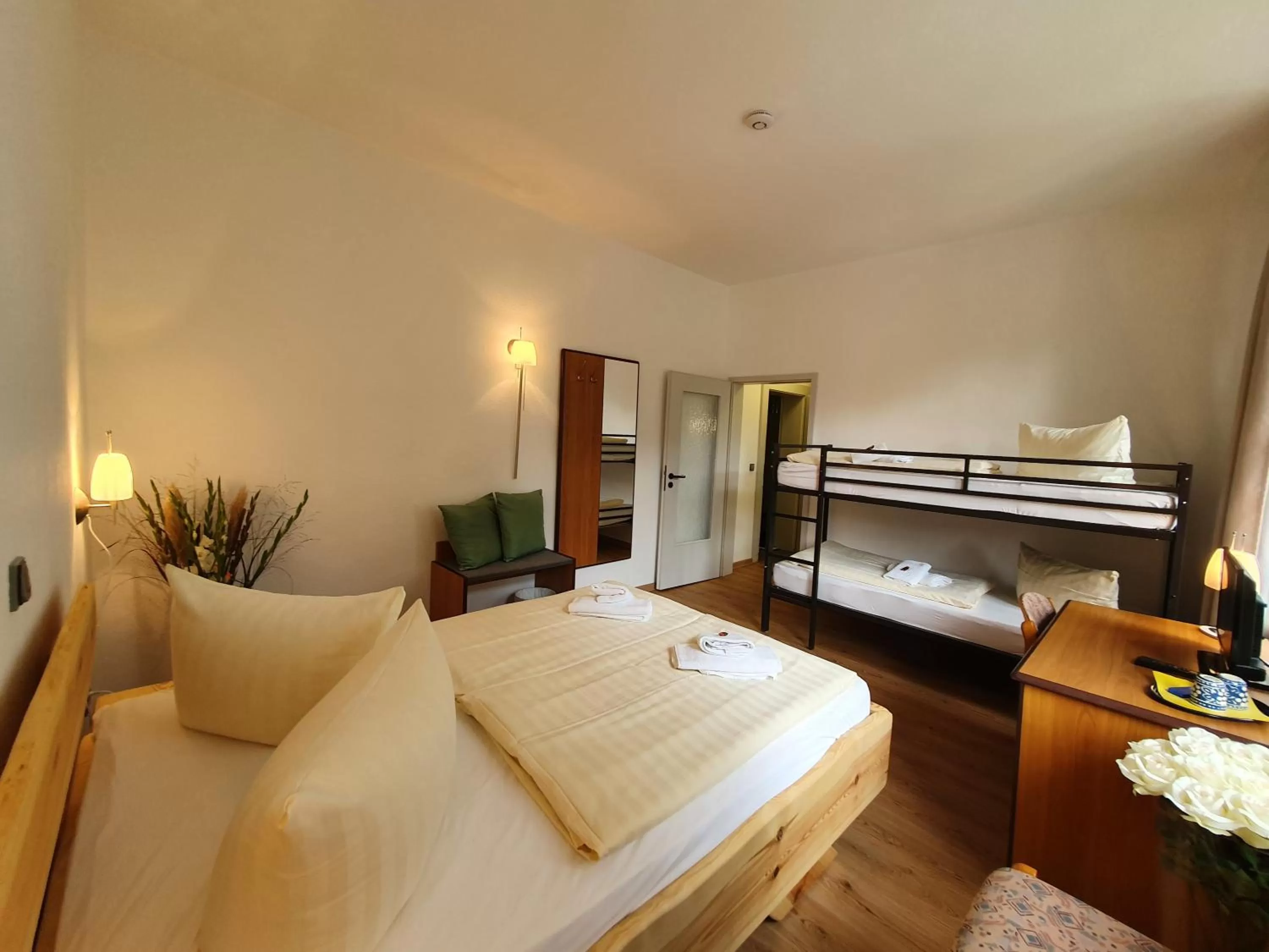 Photo of the whole room, Bed in Waldhotel am See Berlin-Schmöckwitz