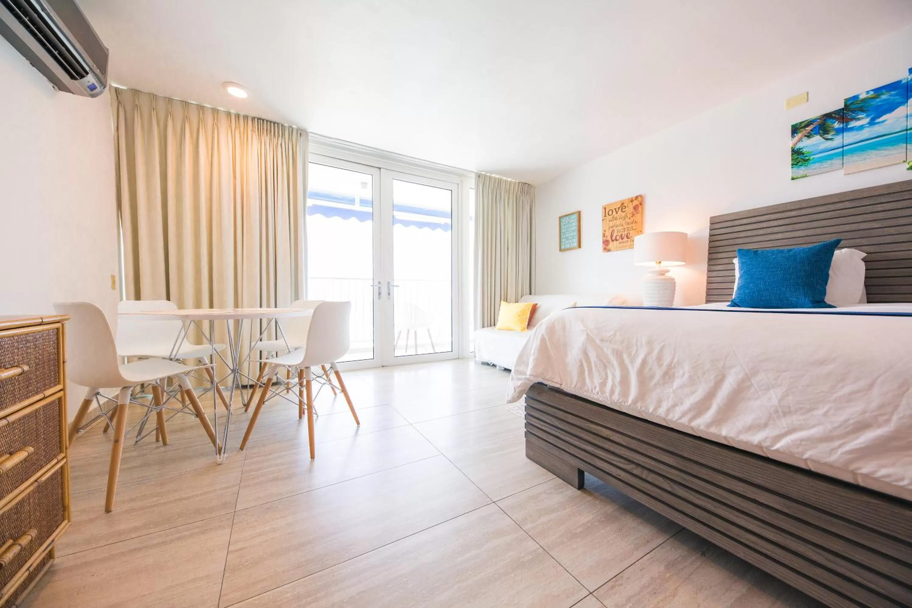 Photo of the whole room in ESJ Towers by Chana