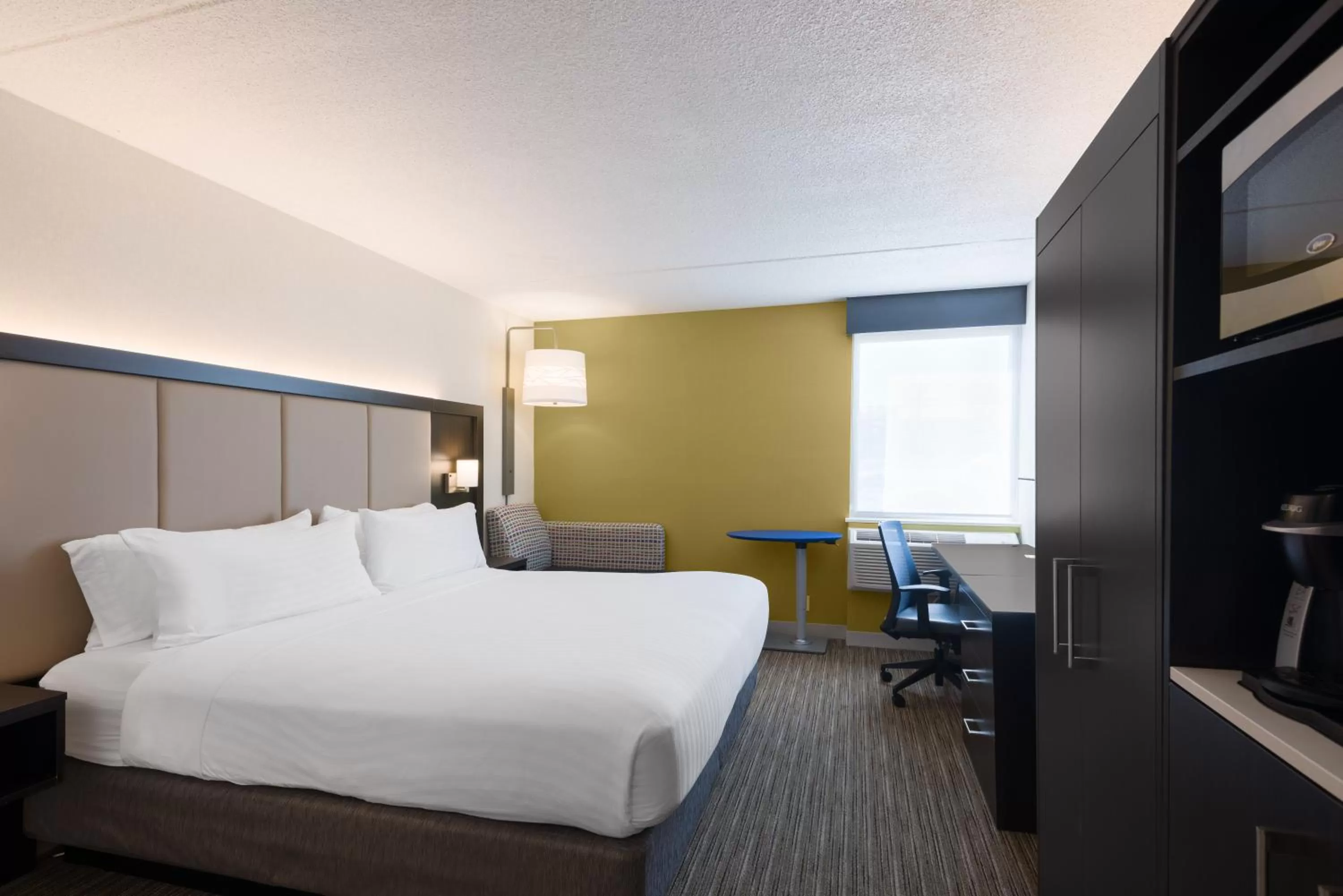 Photo of the whole room, Bed in Holiday Inn Express Ramsey Mahwah by IHG