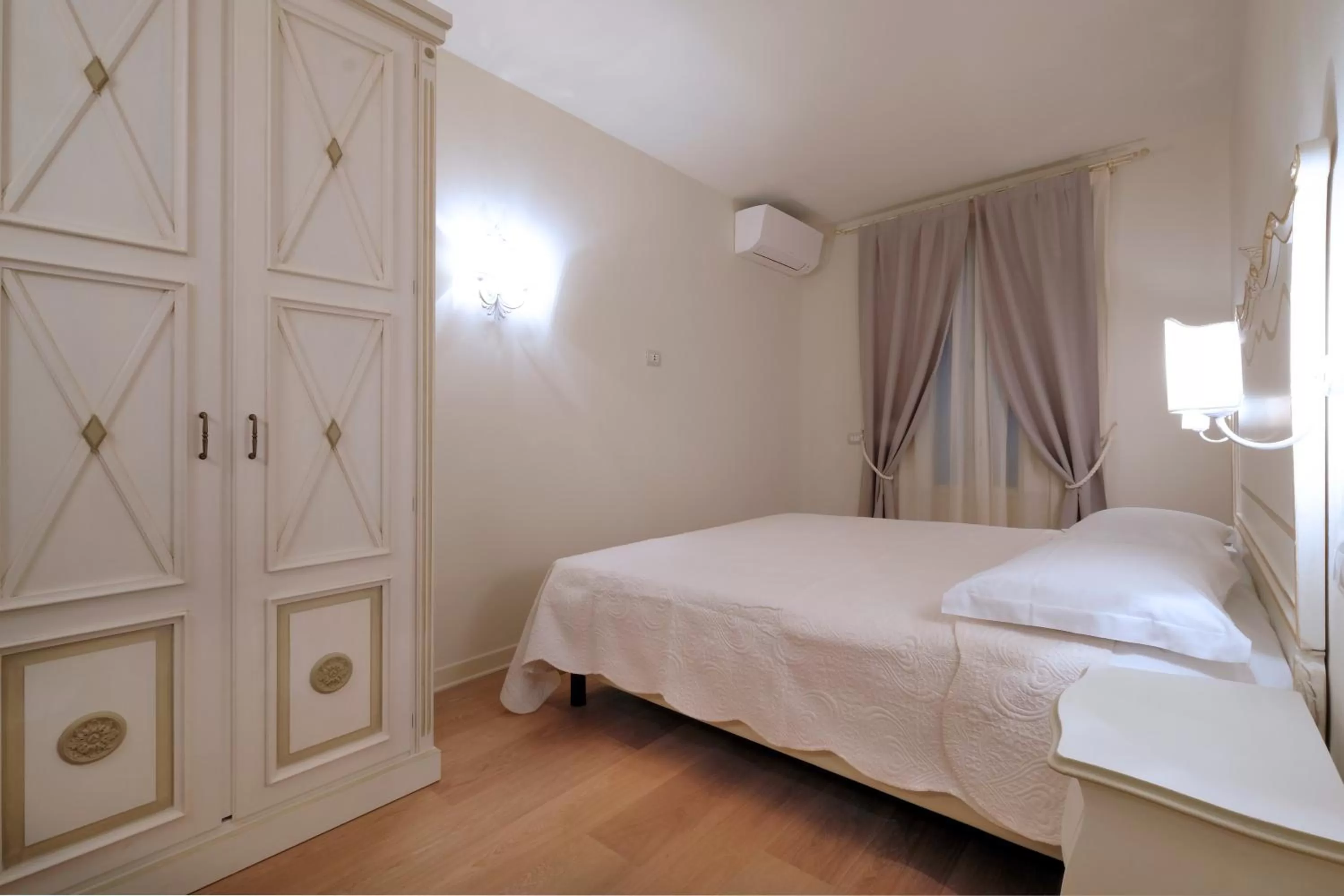 Bedroom, Bed in Garda Apartments San Vigilio Golf