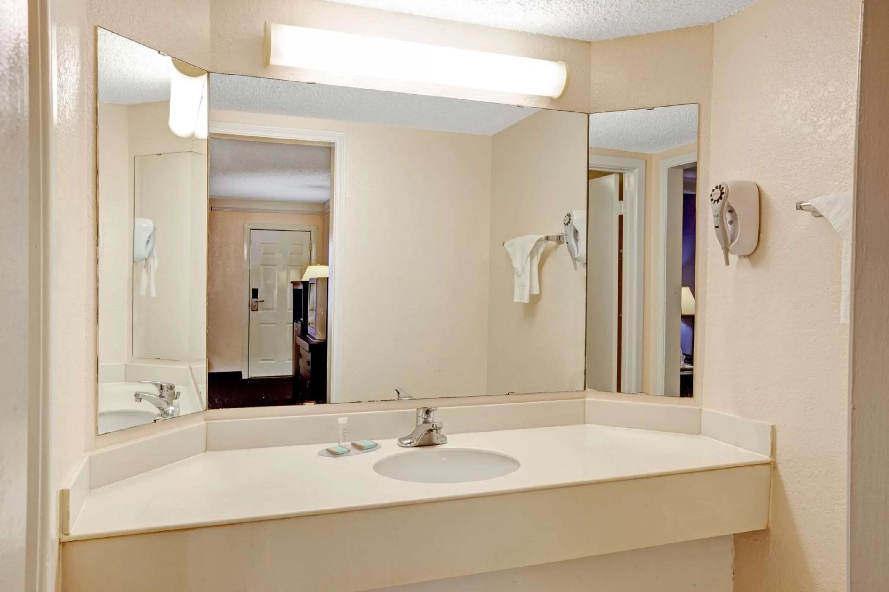 King Room - Non-Smoking in Travelodge by Wyndham North Richland Hills/Dallas/Ft Worth